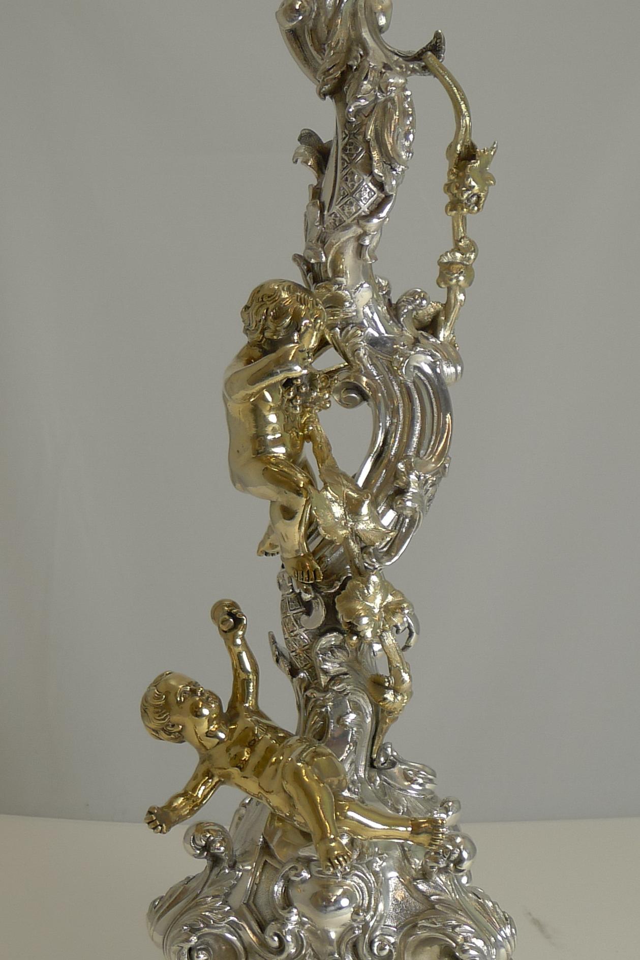 Vittoriano Candelabro / Centrotavola a sei luci placcato in argento di Elkington, 1868, Cherubini in vendita