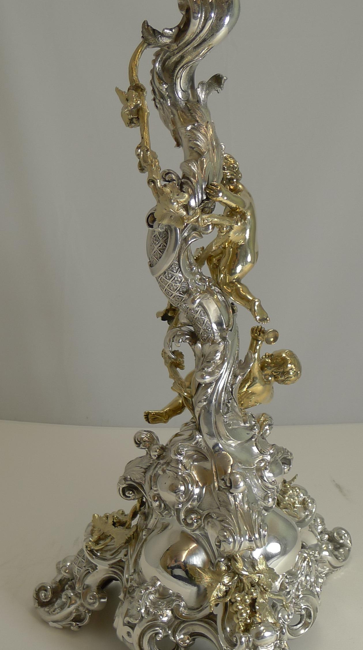 Inglese Candelabro / Centrotavola a sei luci placcato in argento di Elkington, 1868, Cherubini in vendita