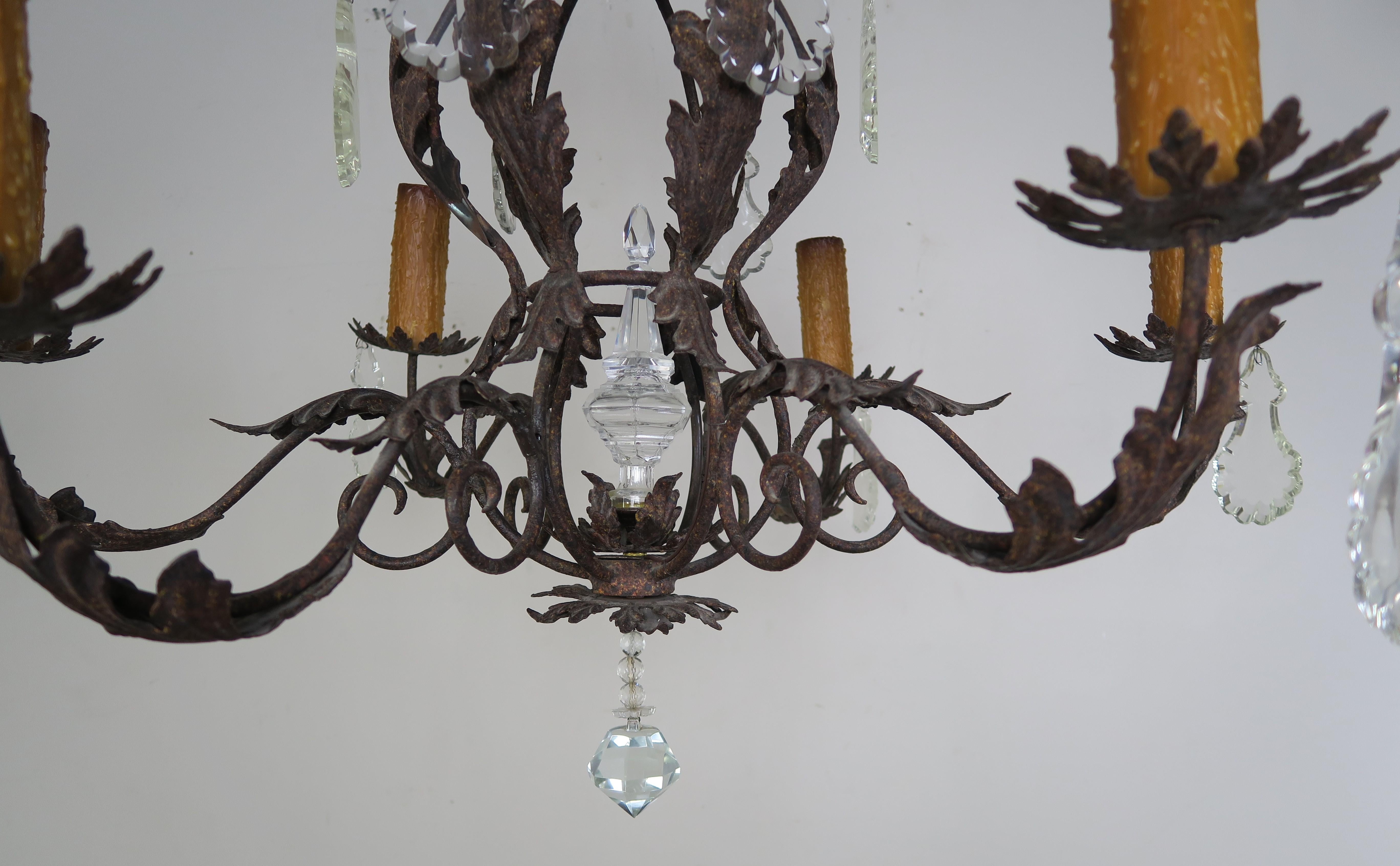Sechsflammiger schmiedeeiserner Kronleuchter im spanischen Stil mit Kristalltropfen (Barock)