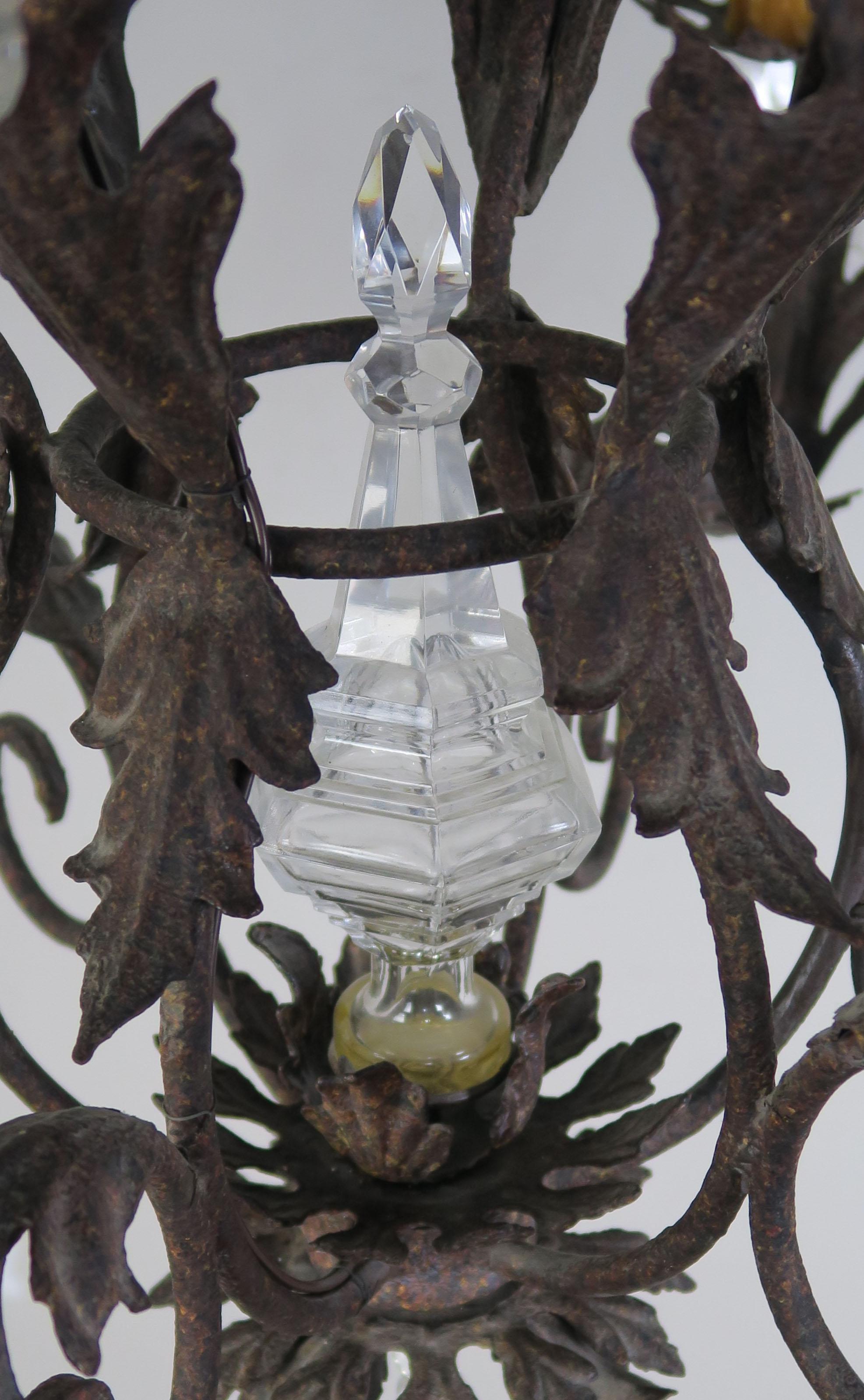 Sechsflammiger schmiedeeiserner Kronleuchter im spanischen Stil mit Kristalltropfen im Zustand „Starke Gebrauchsspuren“ in Los Angeles, CA