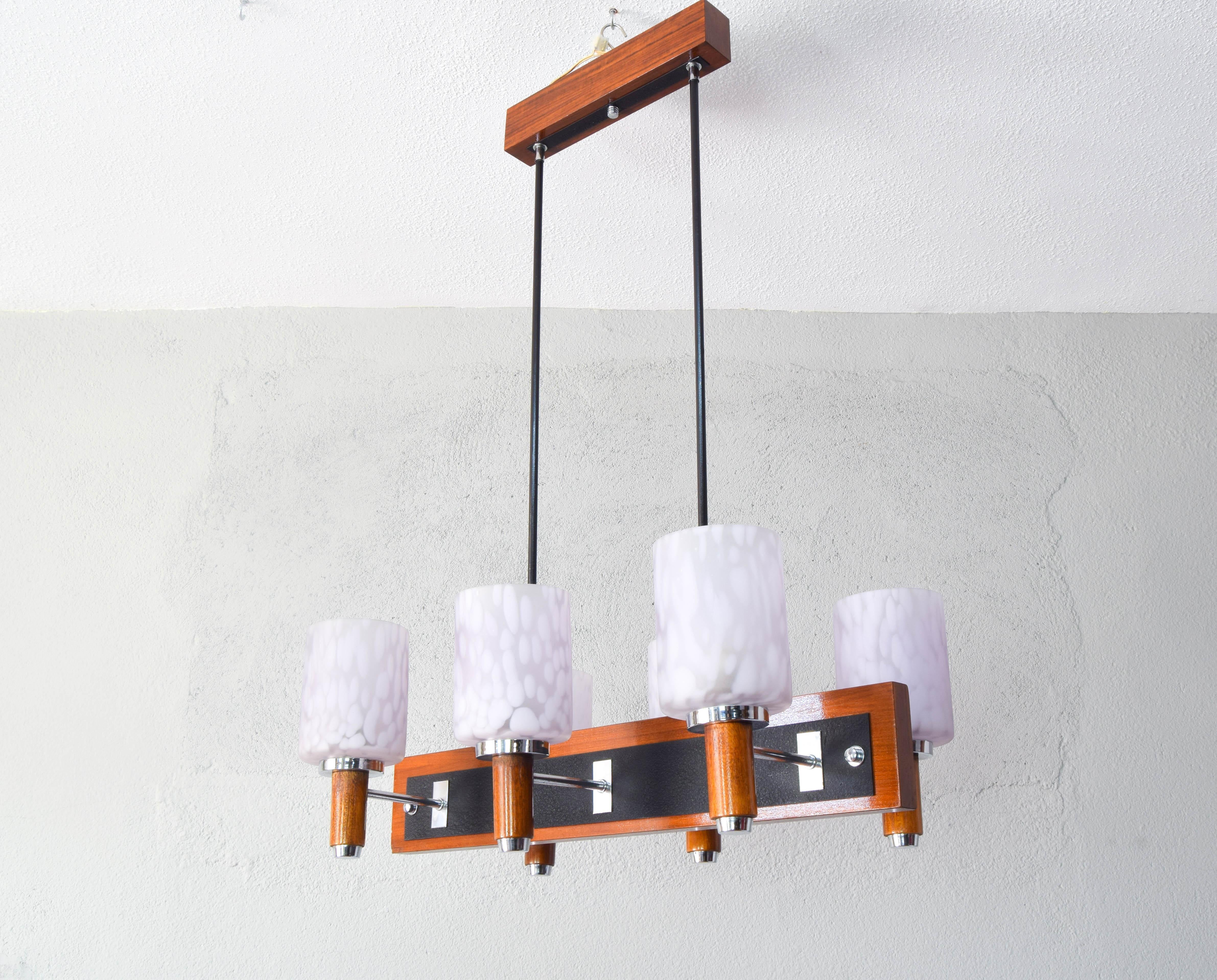 Scandinavian six-light chandelier in the style of Jo Hammerborg. Teak wood body with steel and iron appliqués and Murano glass lampshades.
Ceiling lamp with a warm and elegant design that achieves the combination of the materials