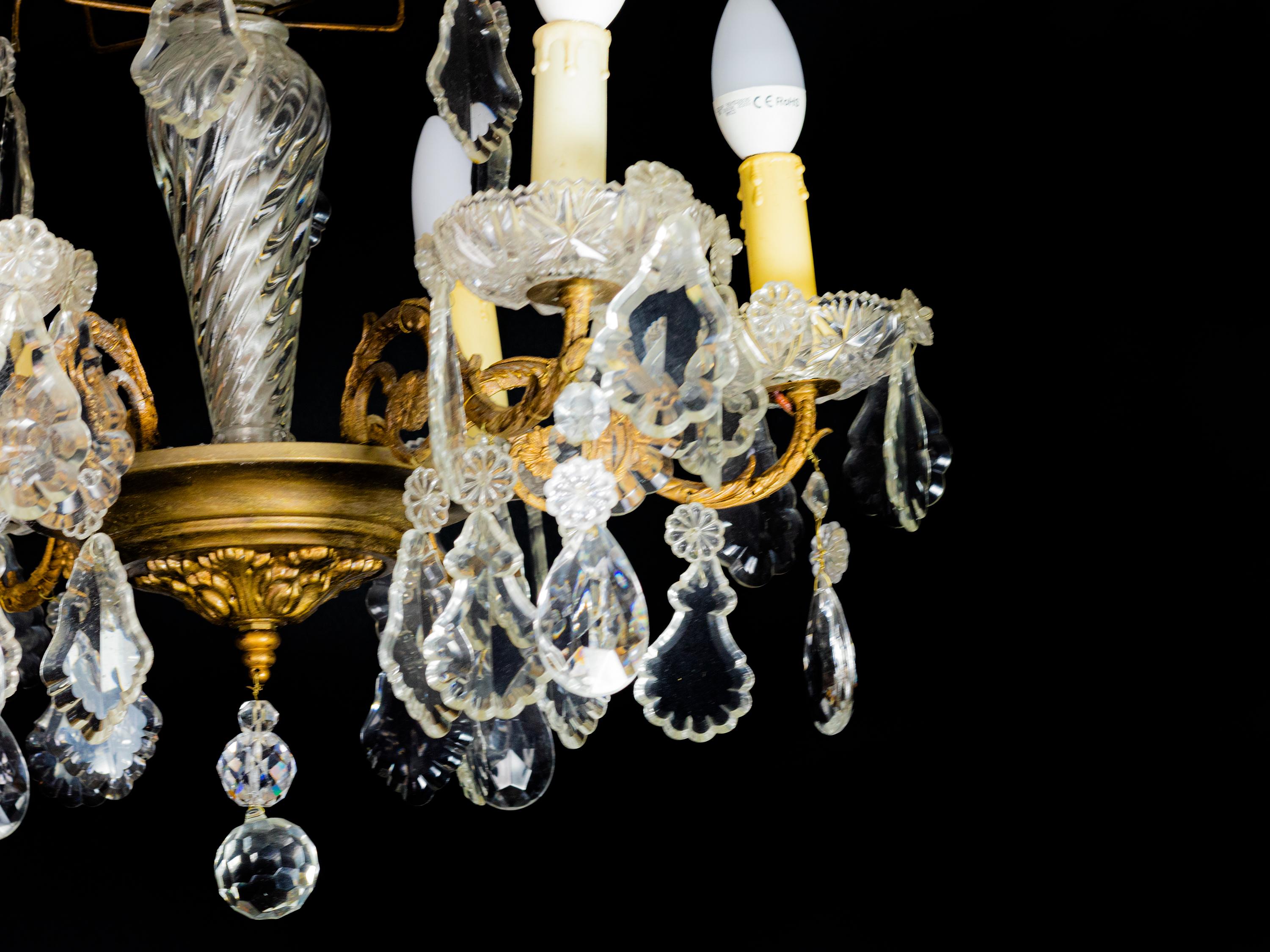 Doré Lustre à six lumières en cristal de style Louis XV en vente