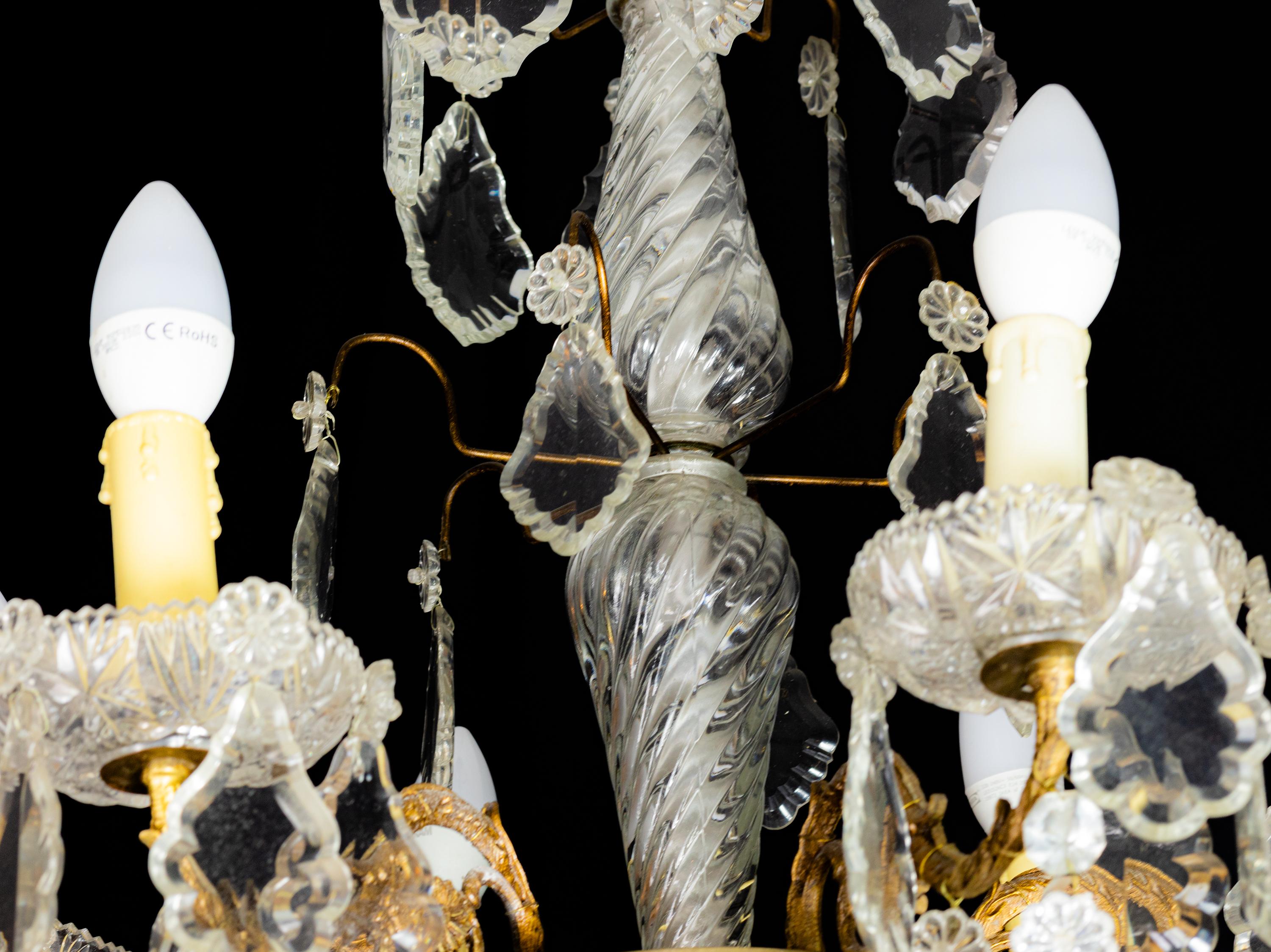 20ième siècle Lustre à six lumières en cristal de style Louis XV en vente