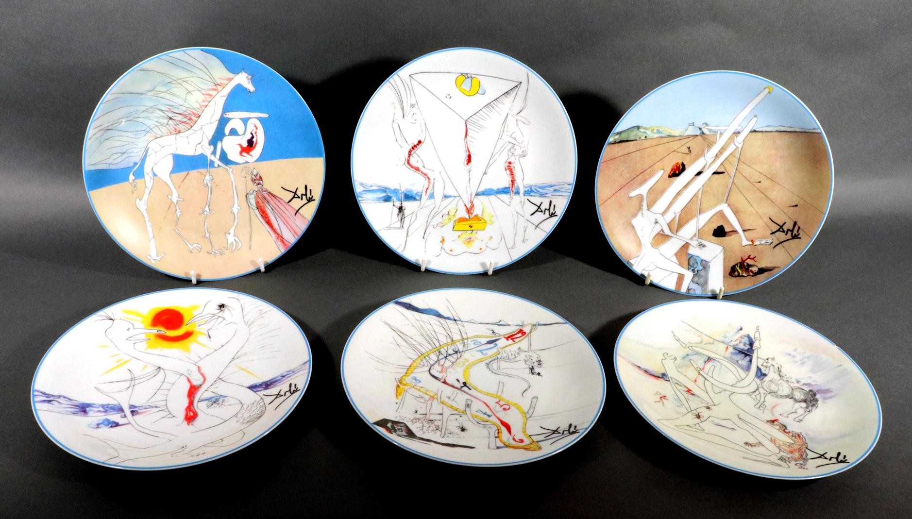 Ensemble de six assiettes de cabinet en porcelaine imprimée par transfert à Limoges, conçues par Salvador Dali,
''Le Conquete du Cosmos'' 
Édition limitée numéro 1639/4000,
Daté de 1974

Les six plaques, chacune avec une image différente,