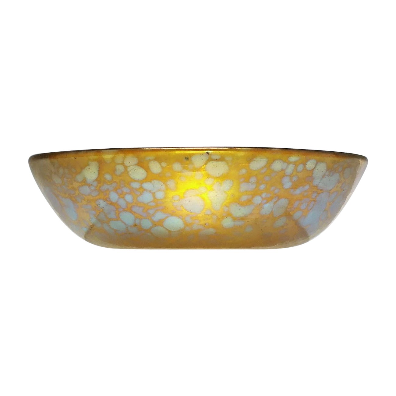 Technische Beschreibung 

Ein wunderschönes Set von sechs Loetz Candia Papillon Glasschalen aus dem Jahr 1905. Sie sind gelb mit blauem und grünem Schimmer und haben am Sockel polierte Zapfen.

Eine seltene Form A, und es ist äußerst selten,