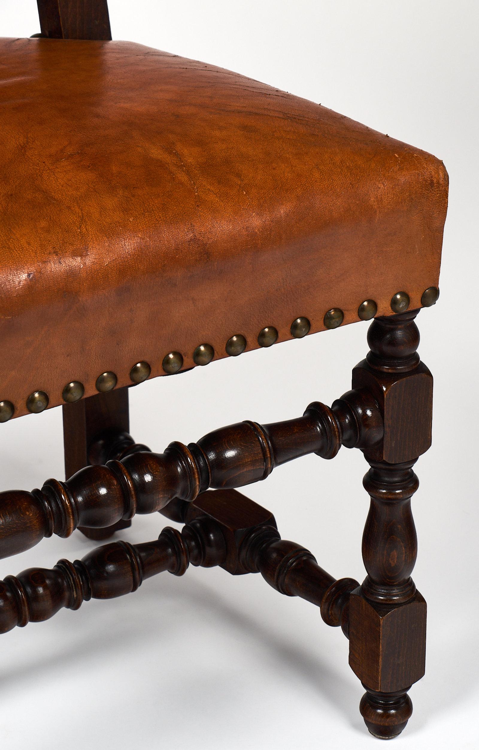 Fine XIX secolo Sei sedie da pranzo in pelle in stile Luigi XIII in vendita