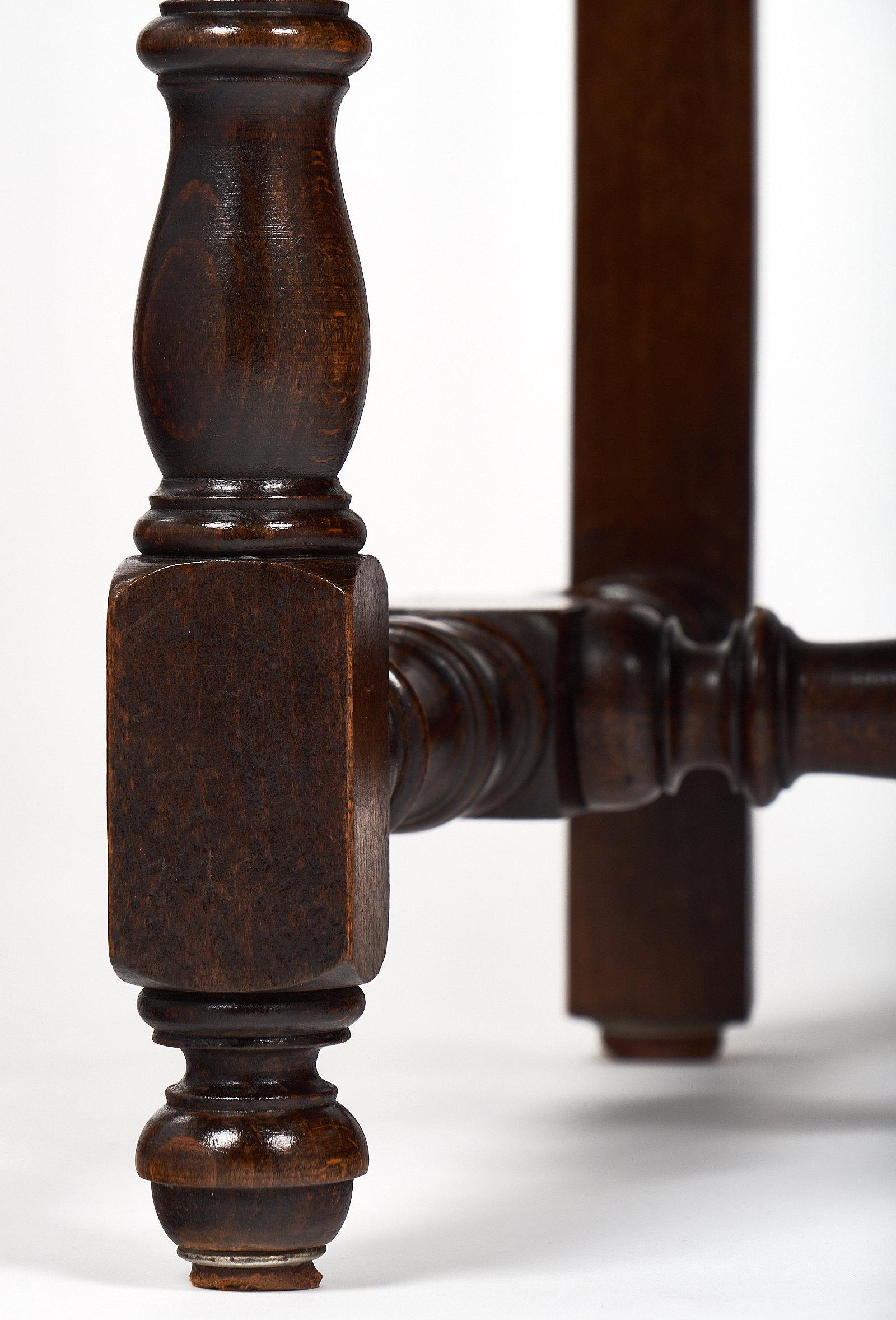 Sei sedie da pranzo in pelle in stile Luigi XIII in vendita 3