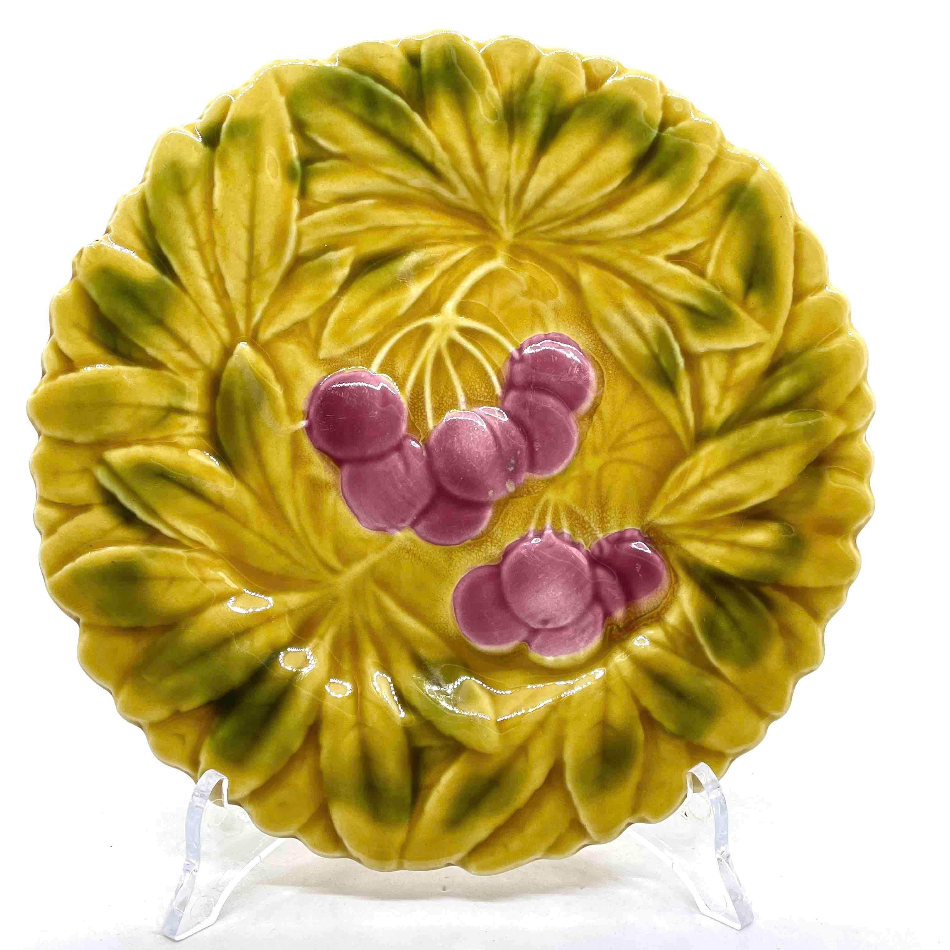 Six assiettes en majolique avec décor de fruits, Sarreguemines, France, début du 20ème siècle Bon état - En vente à Nuernberg, DE