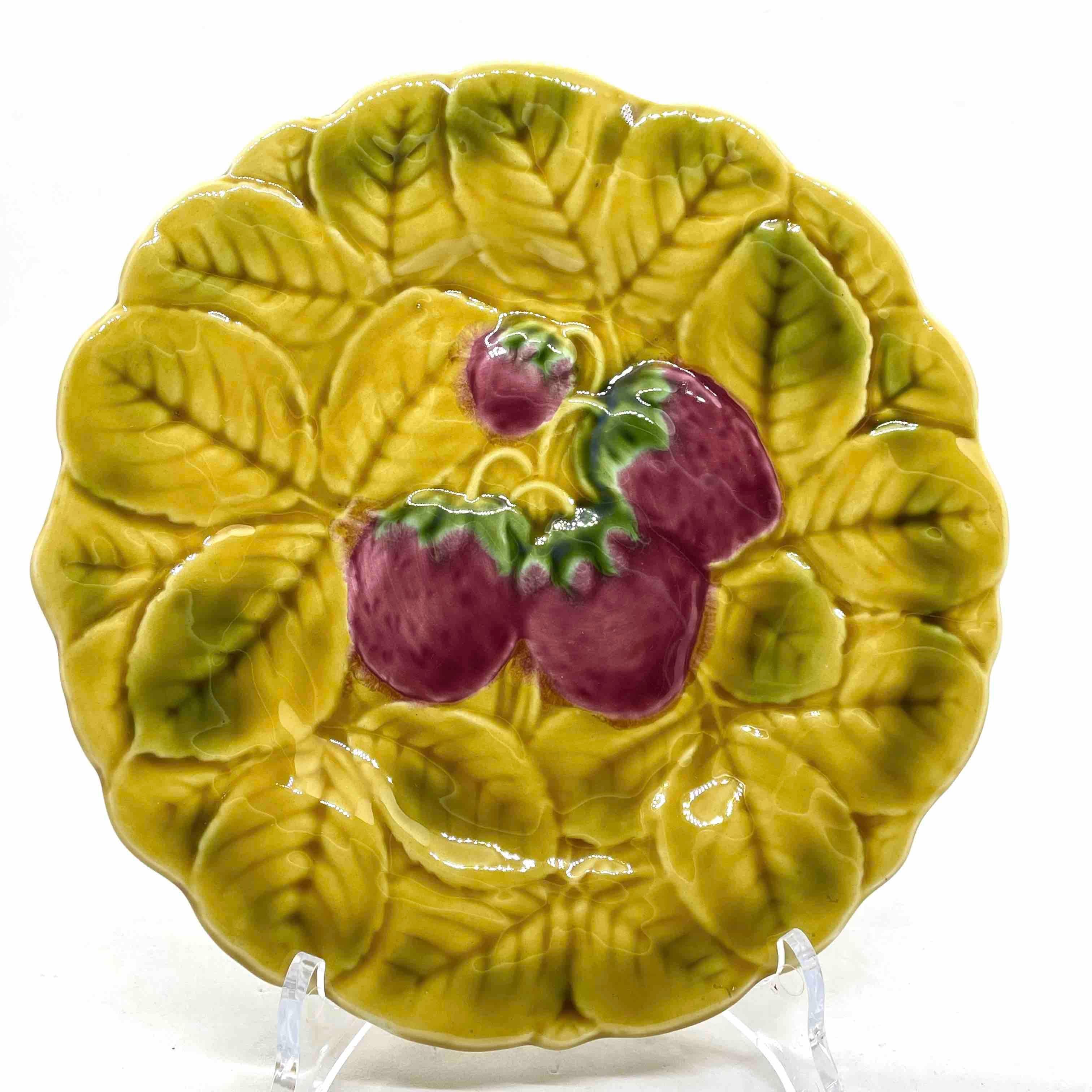 Céramique Six assiettes en majolique avec décor de fruits, Sarreguemines, France, début du 20ème siècle en vente