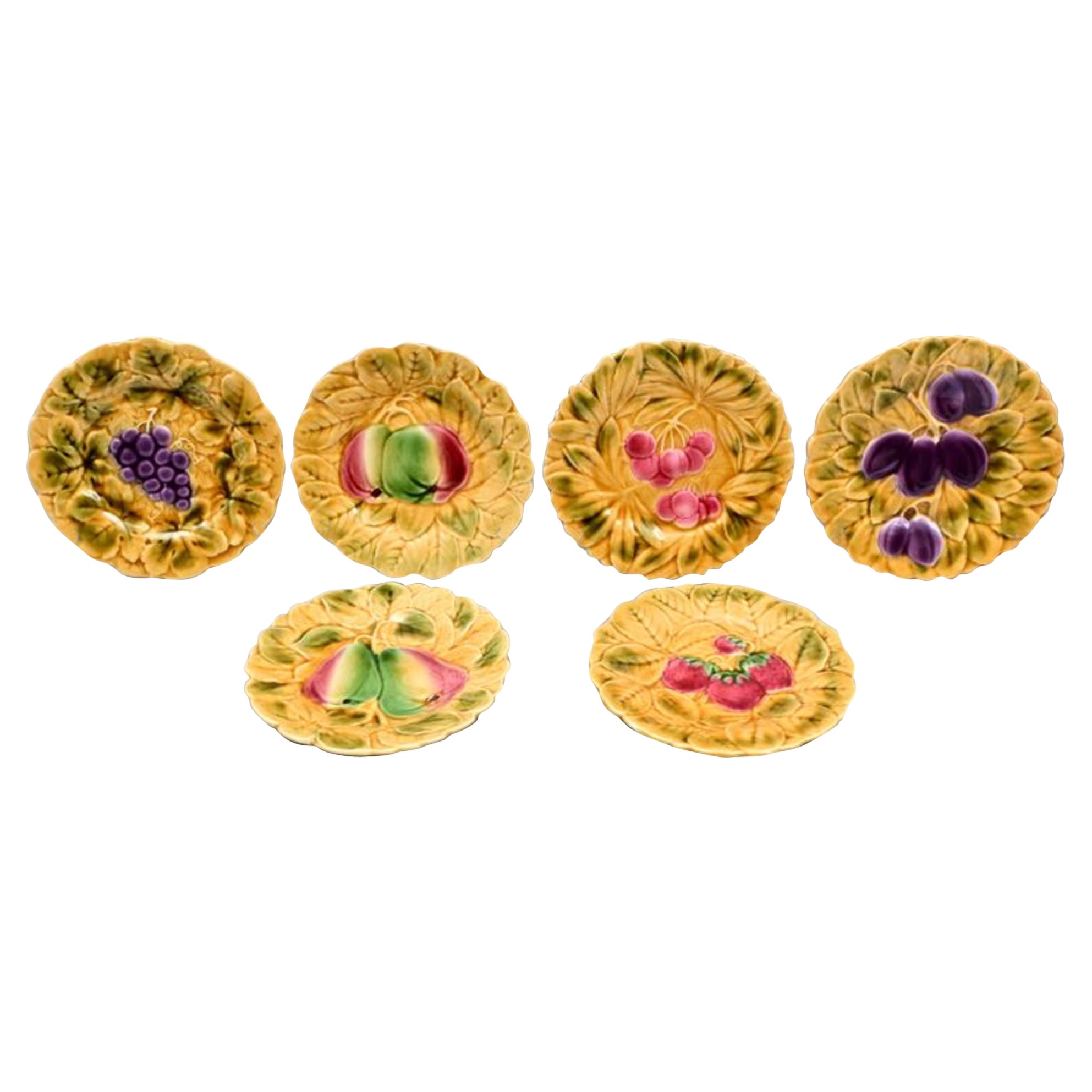 Sei piatti in maiolica con decorazioni di frutta, Sarreguemines, Francia, inizio XX secolo