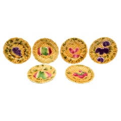 Six assiettes en majolique avec décor de fruits, Sarreguemines, France, début du 20ème siècle