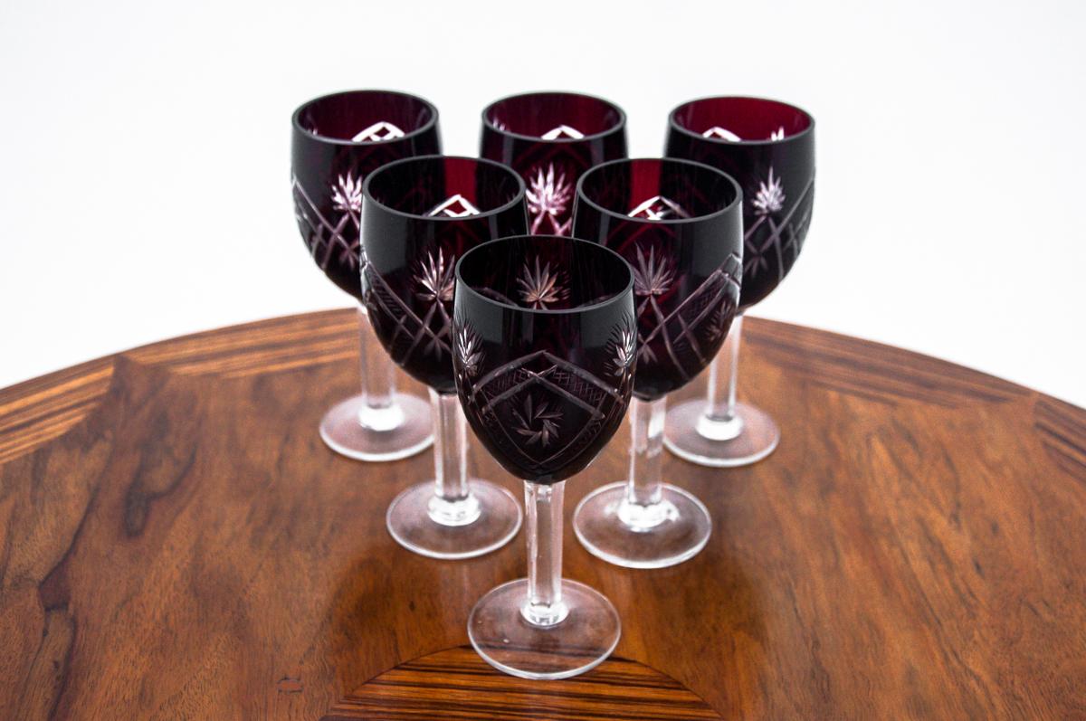 Six maroon cut crystal glasses, 1960s

Very good condition.

Measures: Height 14 cm / diameter 6 cm.