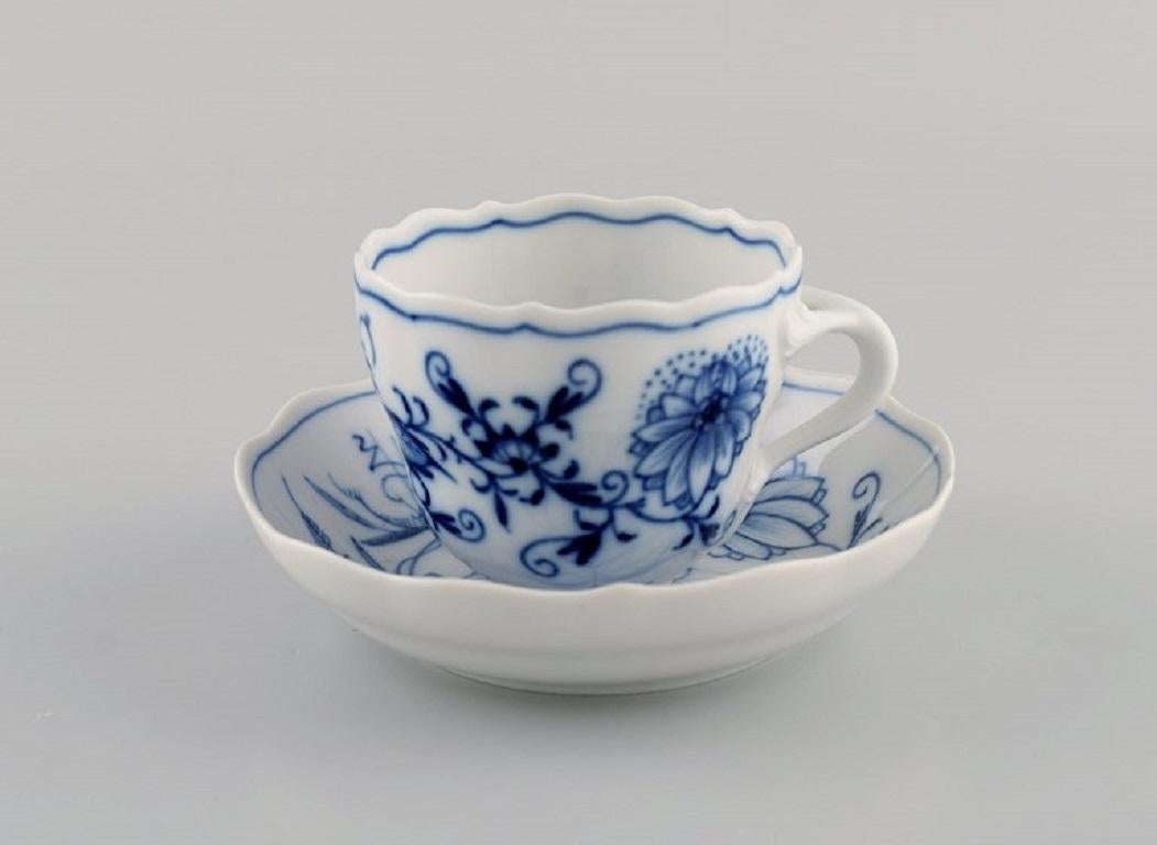 Six tasses à café Meissen bleu oignon avec soucoupes en porcelaine peinte à la main. 
Début du 20e siècle.
La tasse mesure : 6,5 x 5,5 cm.
Diamètre de la soucoupe : 11 cm.
En parfait état.
Estampillé.
2ème qualité d'usine.