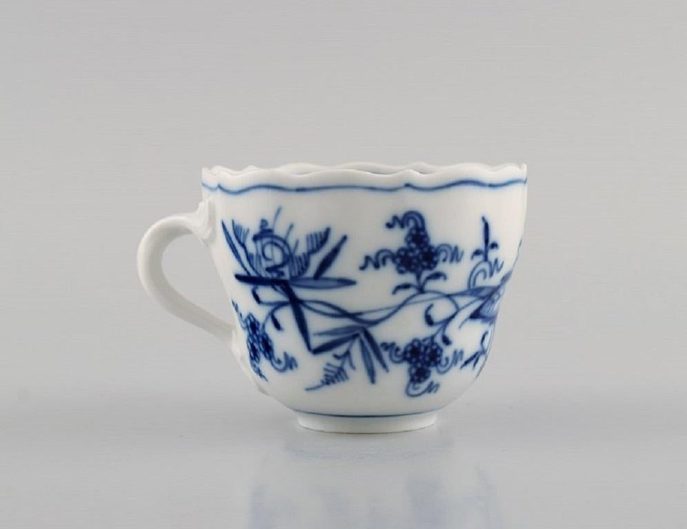 Allemand Six tasses à café et soucoupes en porcelaine bleue de Meissen peintes à la main en vente