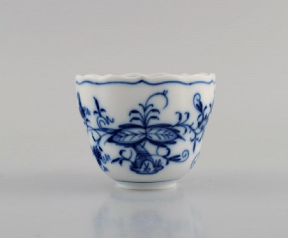 Peint à la main Six tasses à café et soucoupes en porcelaine bleue de Meissen peintes à la main en vente