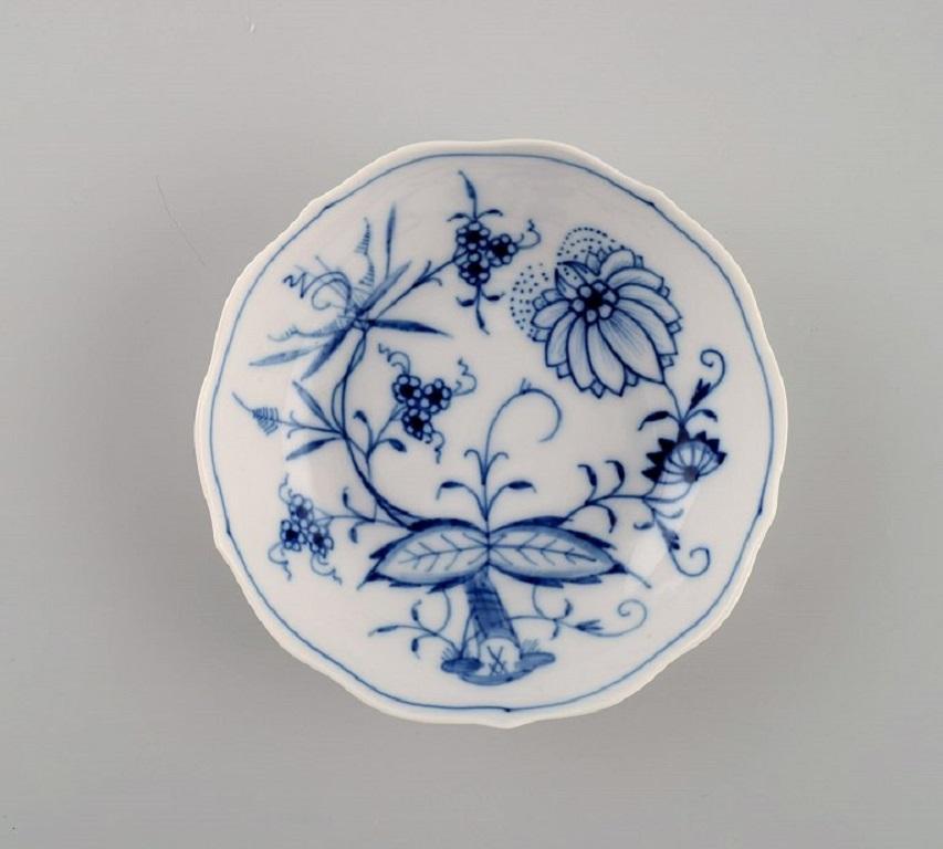 Six tasses à café et soucoupes en porcelaine bleue de Meissen peintes à la main Excellent état - En vente à Copenhagen, DK