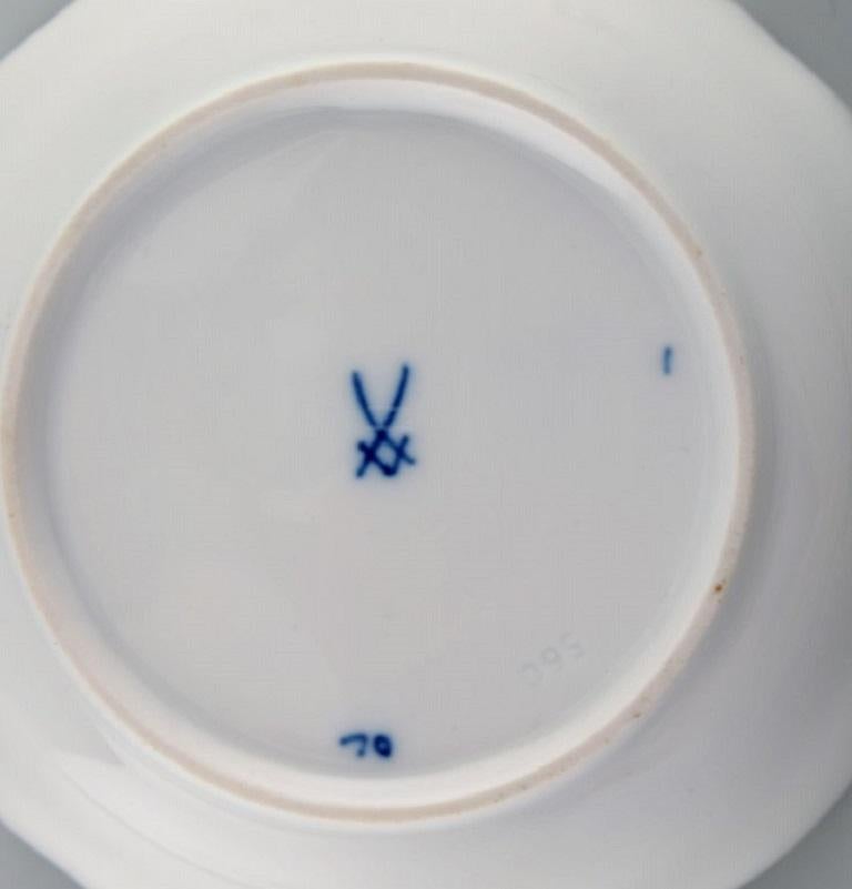 20ième siècle Six tasses à café et soucoupes en porcelaine bleue de Meissen peintes à la main en vente
