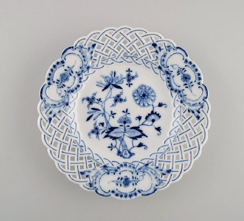 Six Meissen blue onion plates in openwork porcelain. 
Early 20th century.
Diameter: 20.5 cm.
In excellent condition.
Stamped.
1st factory quality.