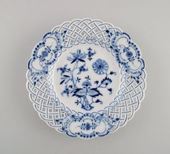 Six assiettes à oignons bleues de Meissen en porcelaine ajourée, début du 20e siècle