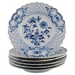 Six assiettes à oignons bleus de Meissen en porcelaine ajourée, début du 20ème siècle