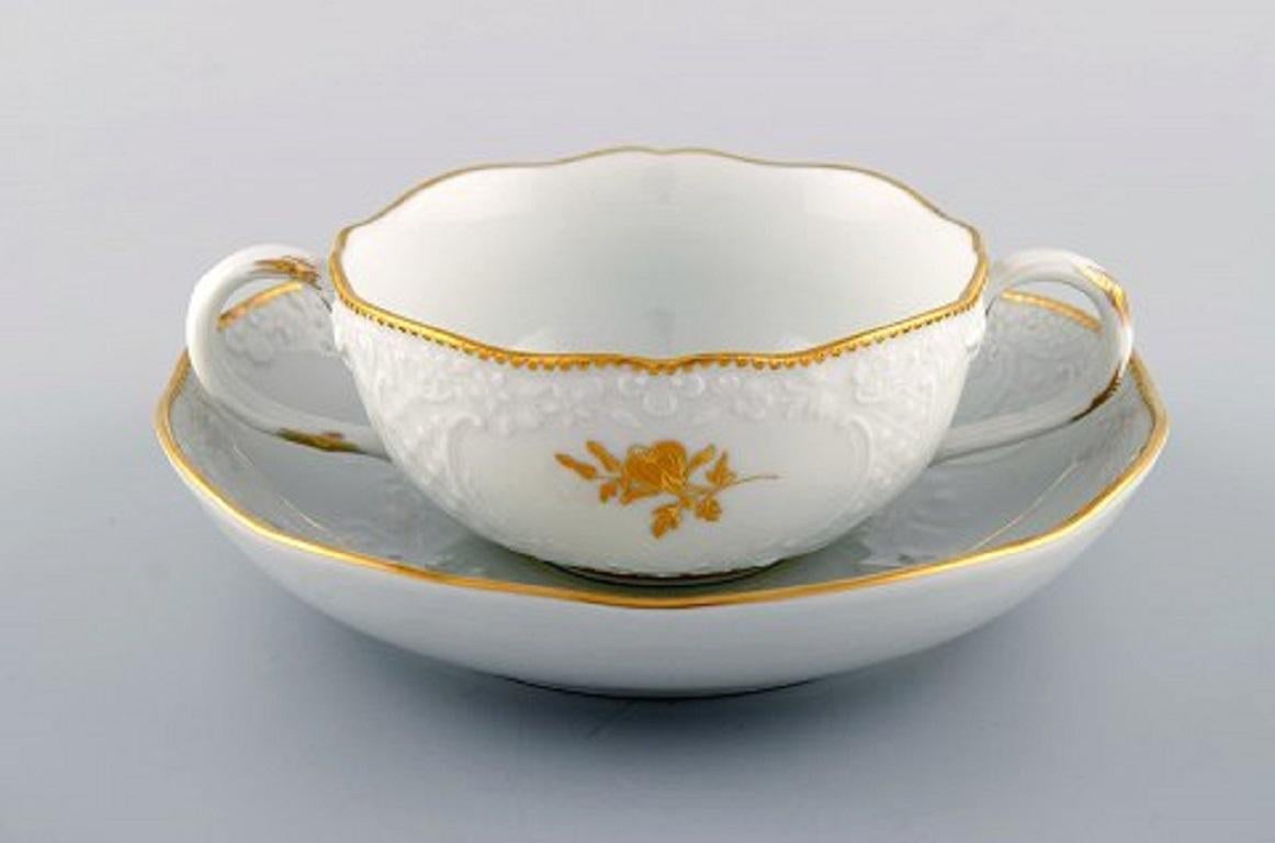 Six tasses à bouillon Meissen avec soucoupes en porcelaine avec fleurs et feuillages en relief et décoration dorée,
20e siècle.
La tasse mesure : 10,5 x 5 cm.
La soucoupe mesure : 17 x 3,5 cm.
En très bon état.
Estampillé.
1ère qualité d'usine.