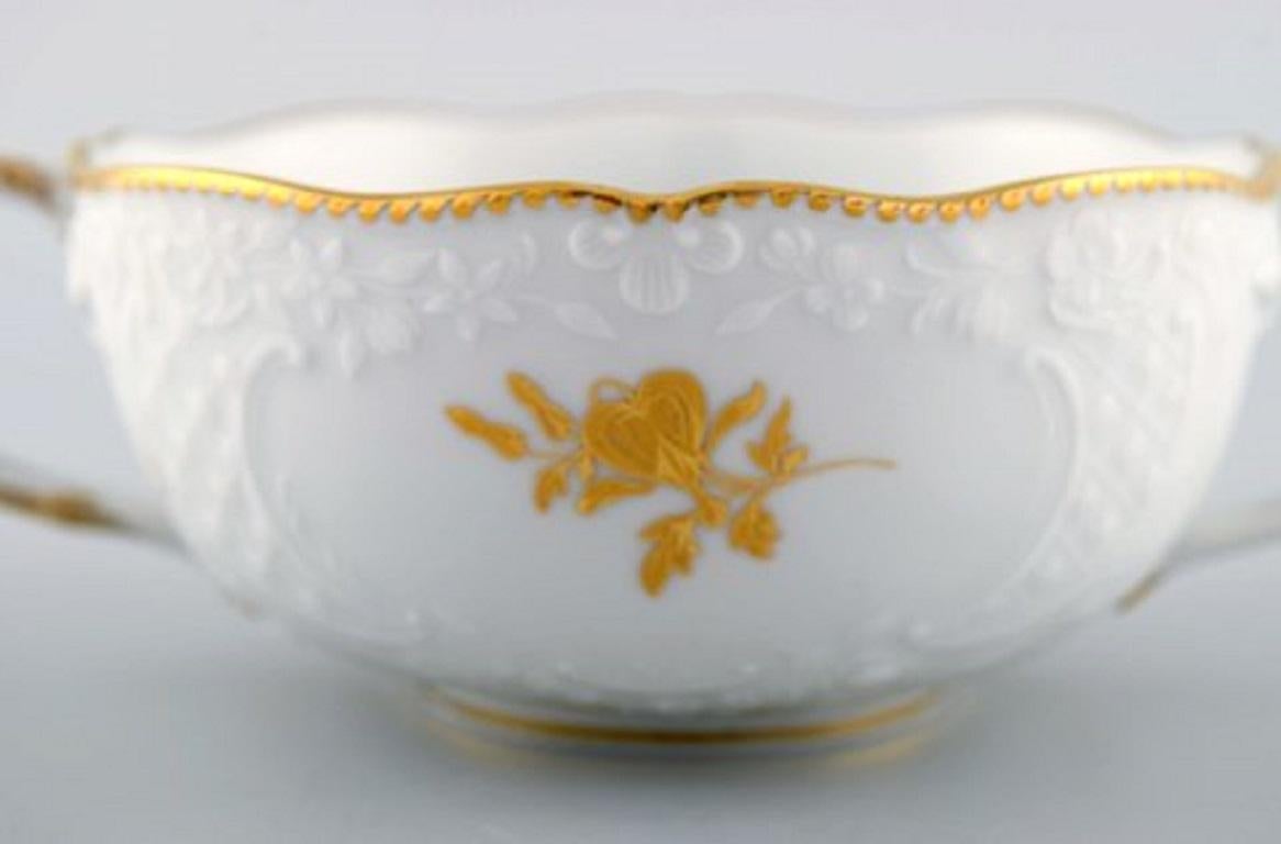 20ième siècle Six tasses à bouillon de Meissen avec soucoupes en porcelaine avec fleurs et feuillage en vente