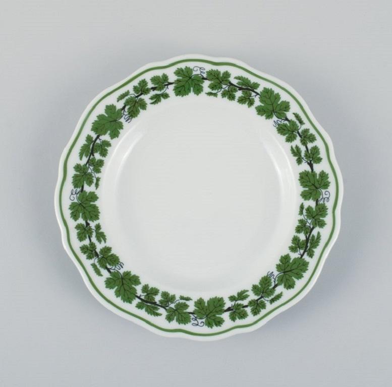 Six assiettes plates Meissen Green Ivy Vine en porcelaine peinte à la main.
1940s.
Mesure : D 24.5 x H 3.5
En parfait état.
Marqué
Première qualité d'usine.
 
