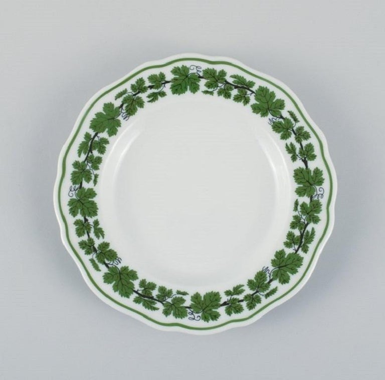Six Meissen Green Ivy Vine dinner plates in hand-painted porcelain.
1940s.
Measuring: D 24.5 x H 3.5
In excellent condition.
Marked
First factory quality.
 
