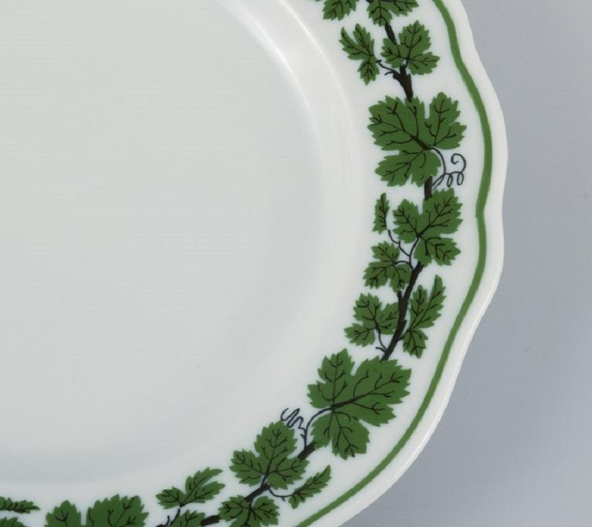Allemand Six assiettes plates en forme de vigne de lierre verte de Meissen en porcelaine peinte à la main, années 1940