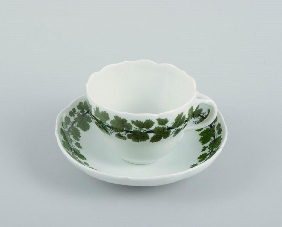 Six Meissen green ivy vine leaf coffee cups with saucers in hand-painted porcelain.
1900s.
Third factory quality.
In excellent condition.
Marked.
The cup measures: D 8.5 (without handle) x H 6.5 cm.
Saucer: D 13.5 x H 3.5 cm.