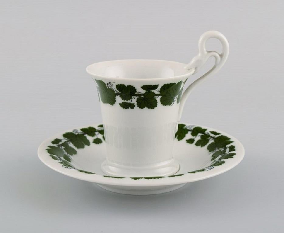 Six Meissen Green Ivy Vine Leaf coffee cups with saucers in hand-painted porcelain. 20th century.
The cup measures: 6 x 6 cm (excl. Handle)
Saucer diameter: 12.5 cm.
In excellent condition.
Stamped.
1st factory quality.