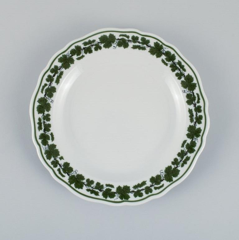 Six Meissen Green Ivy Vine plates in hand-painted porcelain.
1940s.
Measurements: D 15.5 x H 2.5
In excellent condition.
Marked.
First factory quality.
