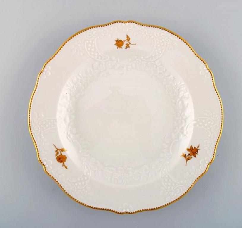 Six Meissen porcelain dinner plates with flowers and foliage in relief and gold decoration, 20th century.
Measure: Diameter 24.5 cm.
In very good condition.
Stamped.
1st factory quality.