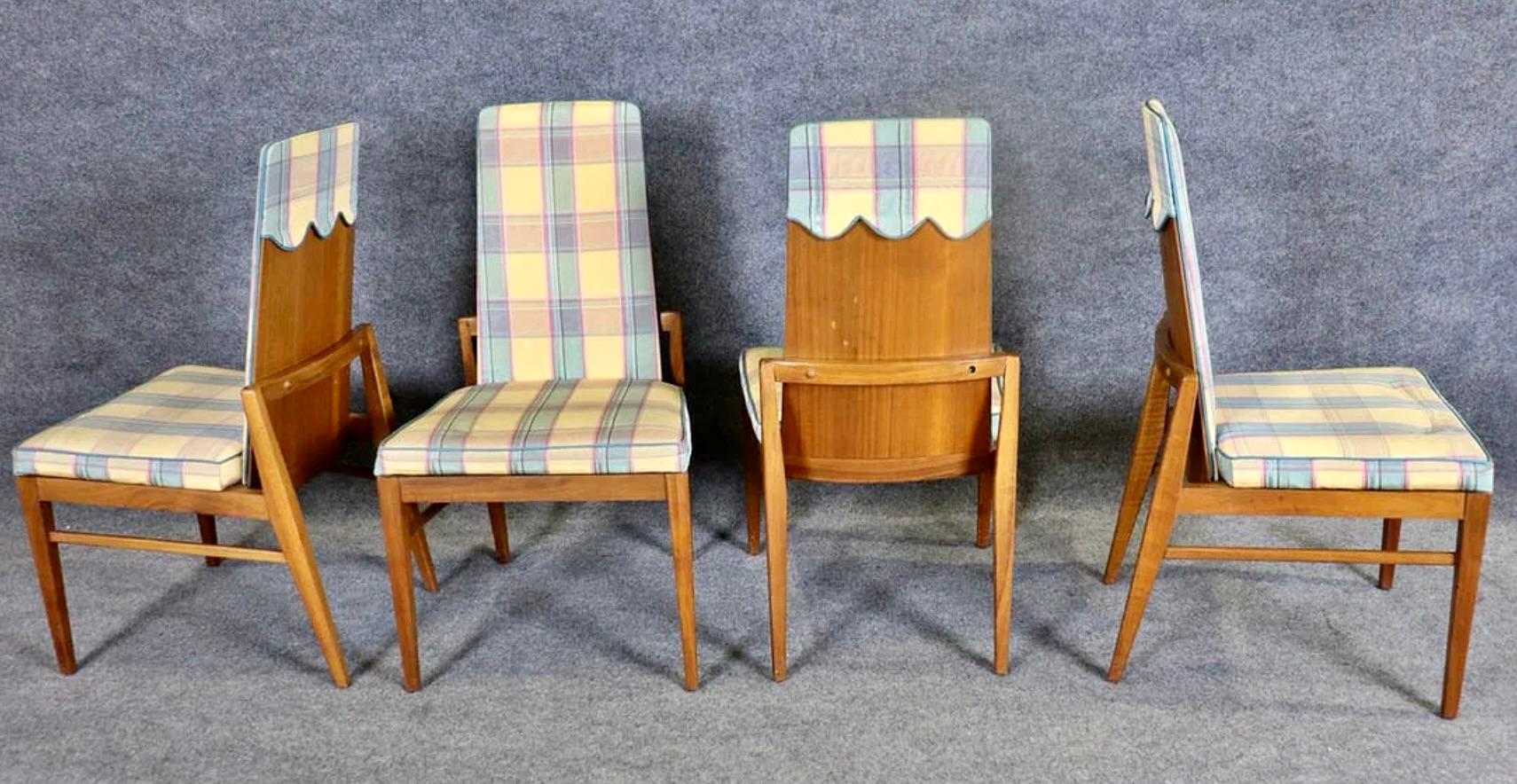 Satz Esszimmerstühle im Stil von Harvey Probber. Vier Beistellstühle und zwei Sessel mit Gestellen aus Nussbaumholz. Rückenlehnen aus Sichtholz mit umgeschlagenen Armen.
4 Beistellstühle messen 37 1/4