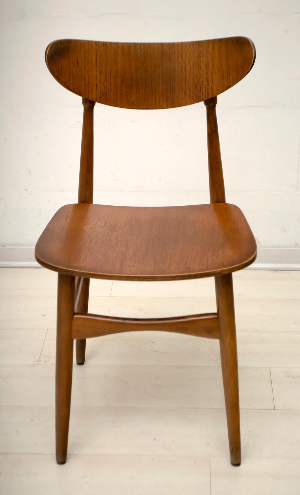 6 beautiful Danish dining chairs with curved wooden seats and backs. The chairs are made of oakwood, produced in the 1960s.

