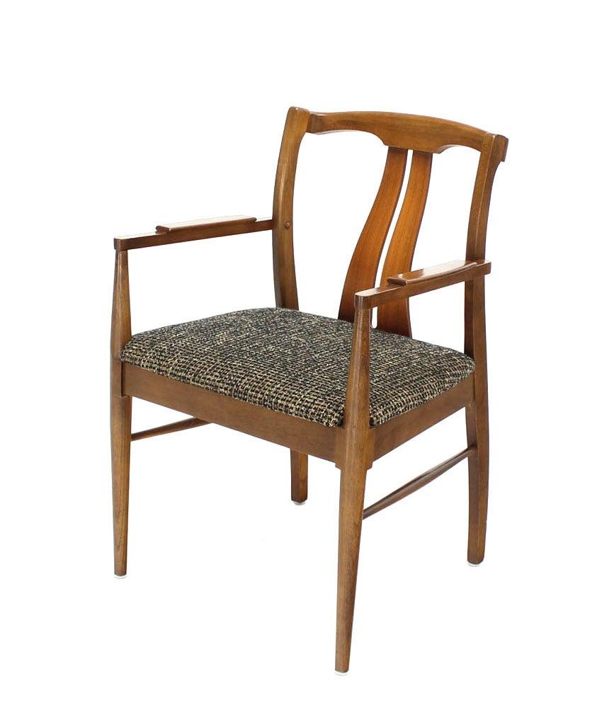 Américain Six chaises de salle à manger en noyer moyen clair de la modernité du milieu du siècle, nouvelle tapisserie MINT en vente