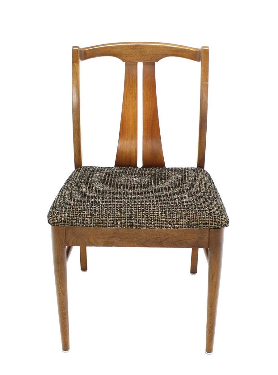 Tissu d'ameublement Six chaises de salle à manger en noyer moyen clair de la modernité du milieu du siècle, nouvelle tapisserie MINT en vente