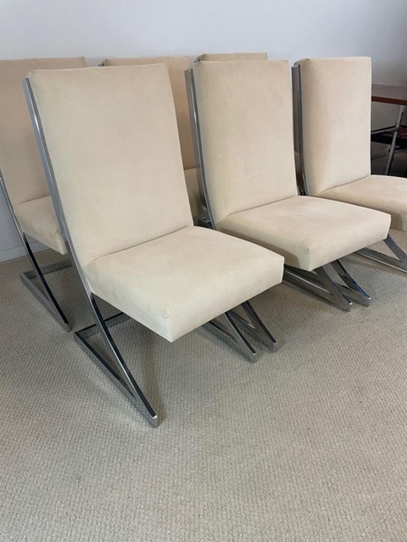 Sechs Z-Dining-Stühle aus Stahl und Stoff aus der Jahrhundertmitte. Freitragender Flacheisenrahmen. Milo Baughman zugeschrieben. Sehr guter Zustand. Abmessungen: 18.5