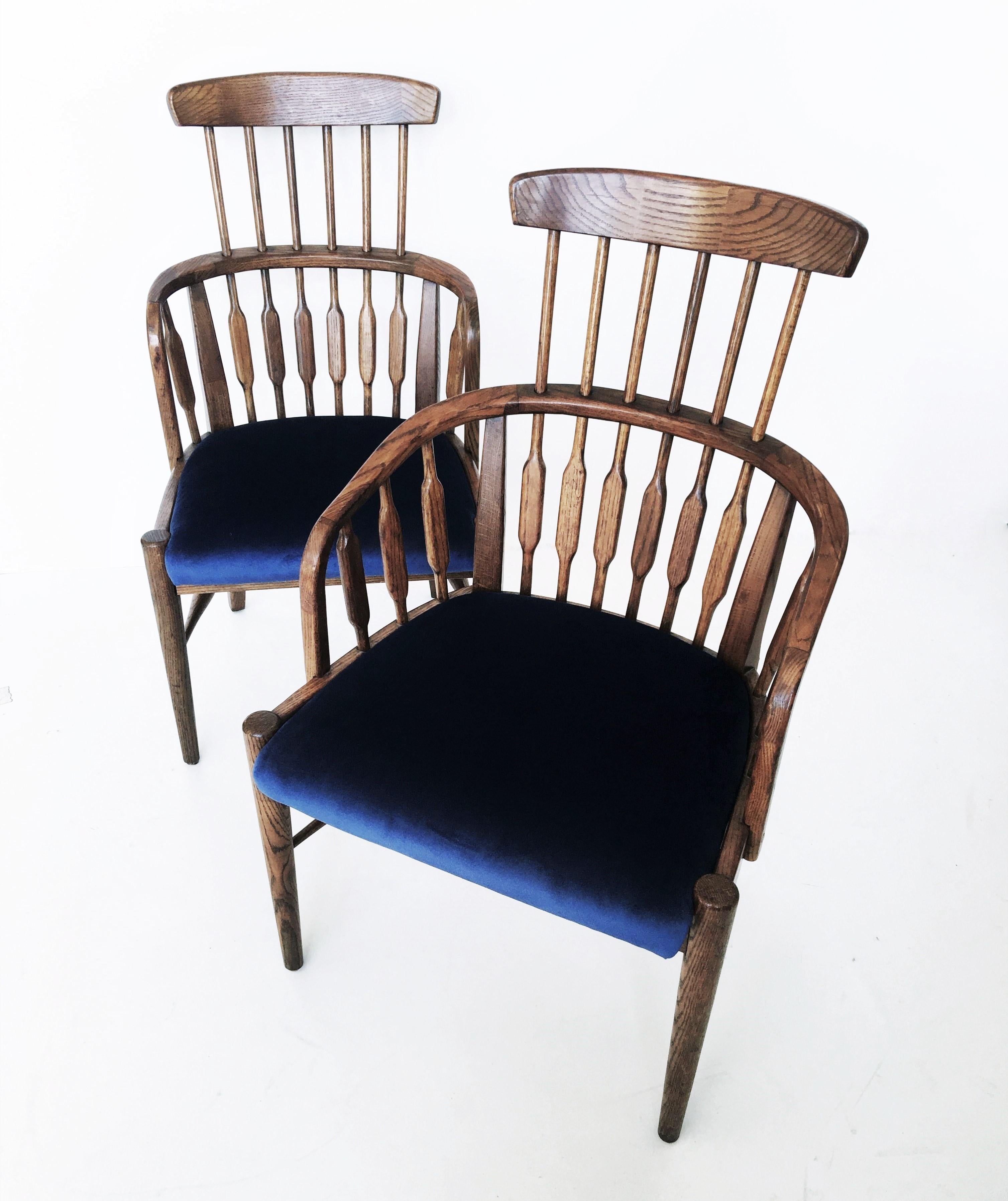 The Windsor is one of the most archetypal of English vernacular chairs. This unique set of six are a modern take of the classic Windsor chairs of the past. There are two (2) host and four (4) side chairs. These solid wood chairs feature graceful low