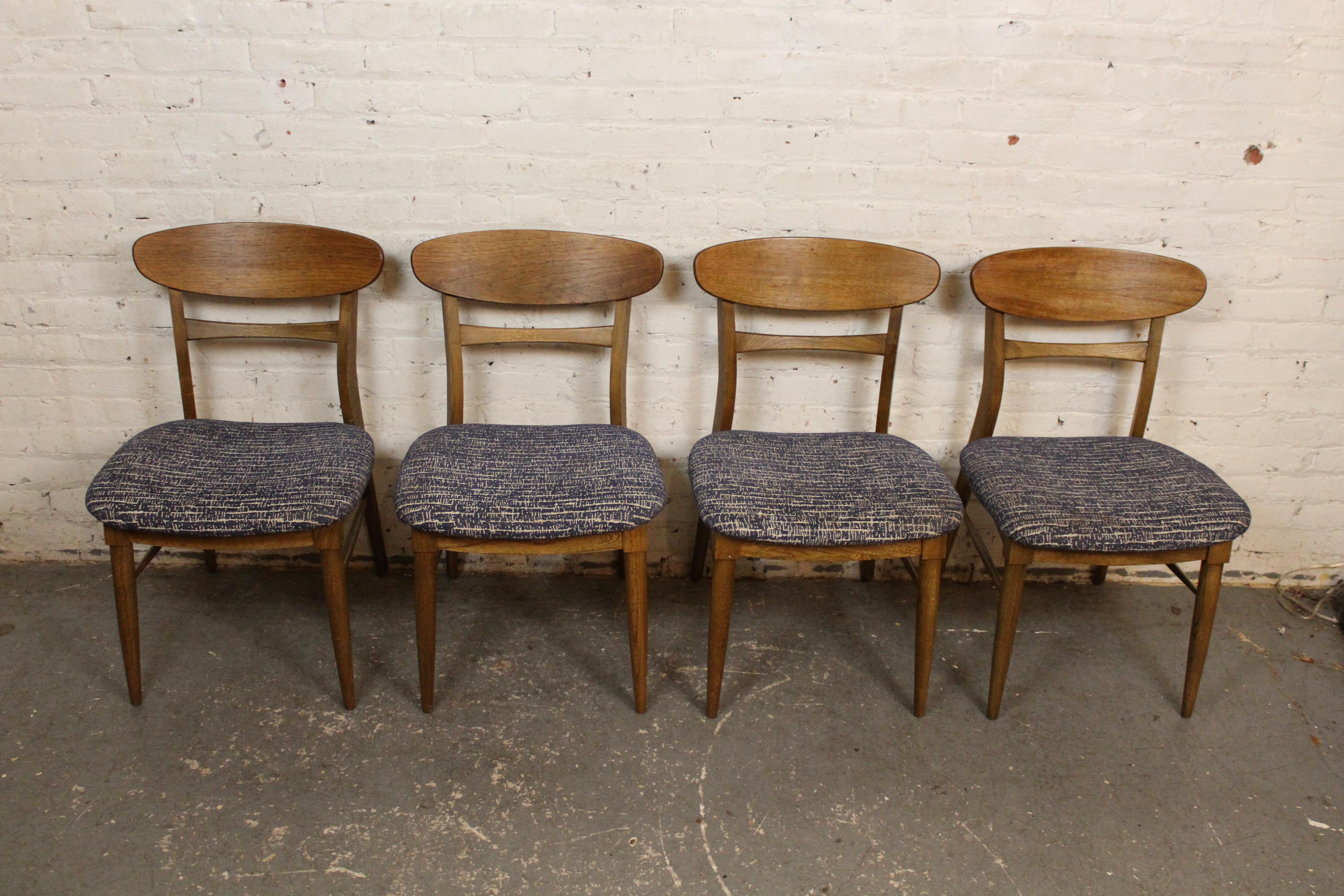 Satz von sechs Esszimmerstühlen von Lane Furniture. Aus massiver Eiche mit Rückenlehnenplatte und ausgestellten Beinen. Zwei Sessel und vier Beistellstühle.
Sessel: 22 