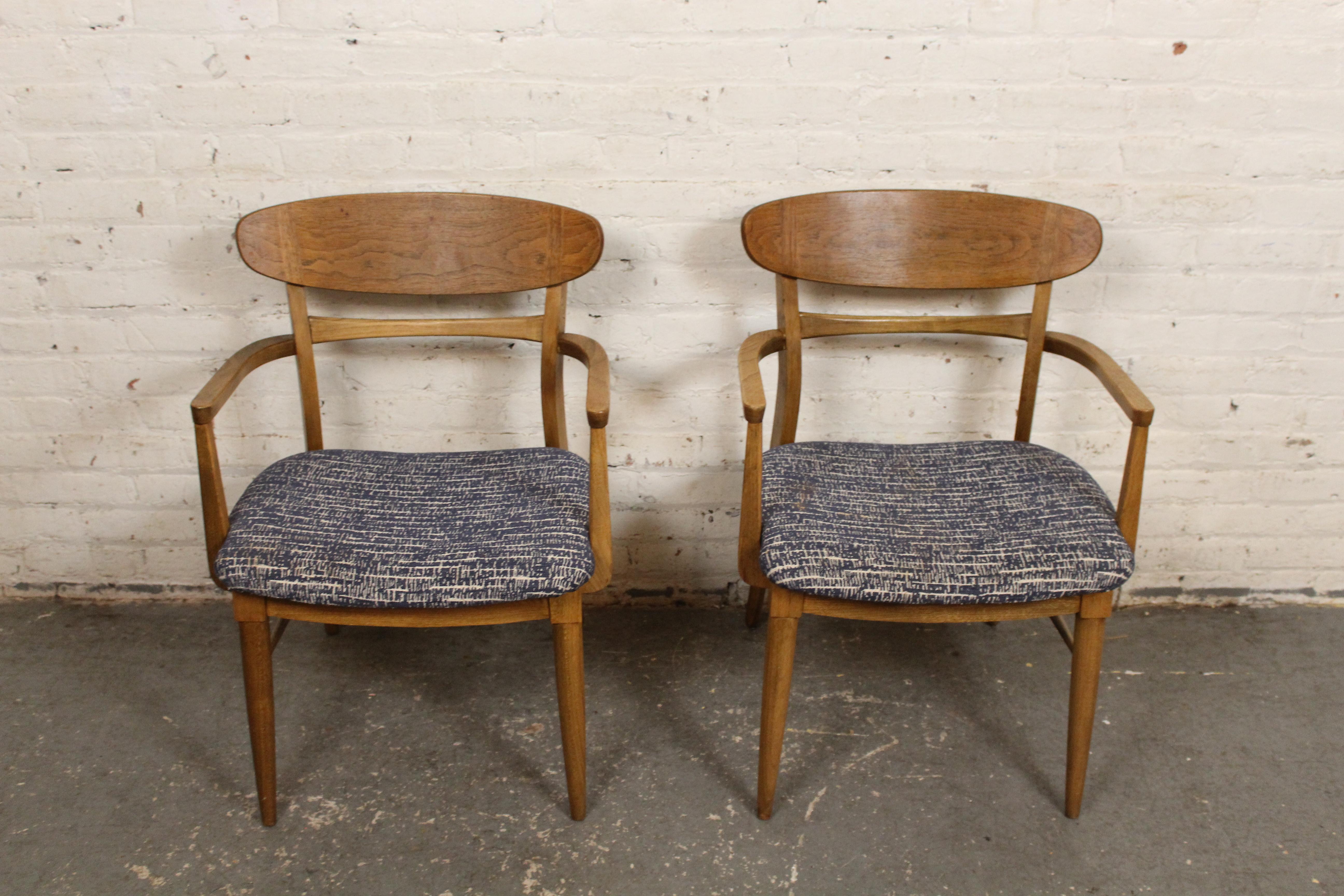 Sechs Esszimmerstühle aus Eiche aus der Mitte des Jahrhunderts von Lane Furniture (Stoff) im Angebot