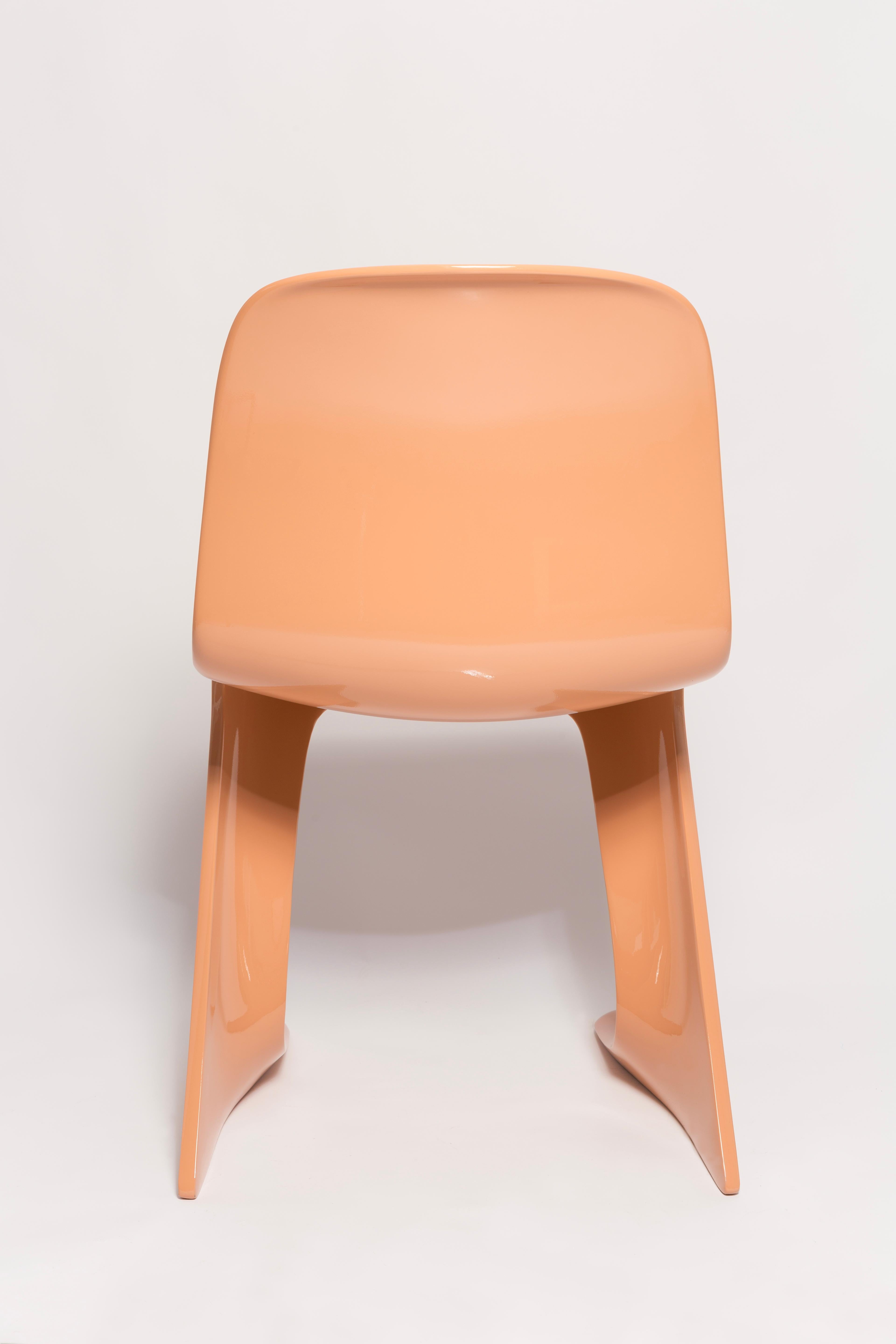 Sechs Känguru-Stühle in Orange-Aprikose aus der Mitte des Jahrhunderts, Ernst Moeckl, Deutschland, 1968 (Glasfaser) im Angebot