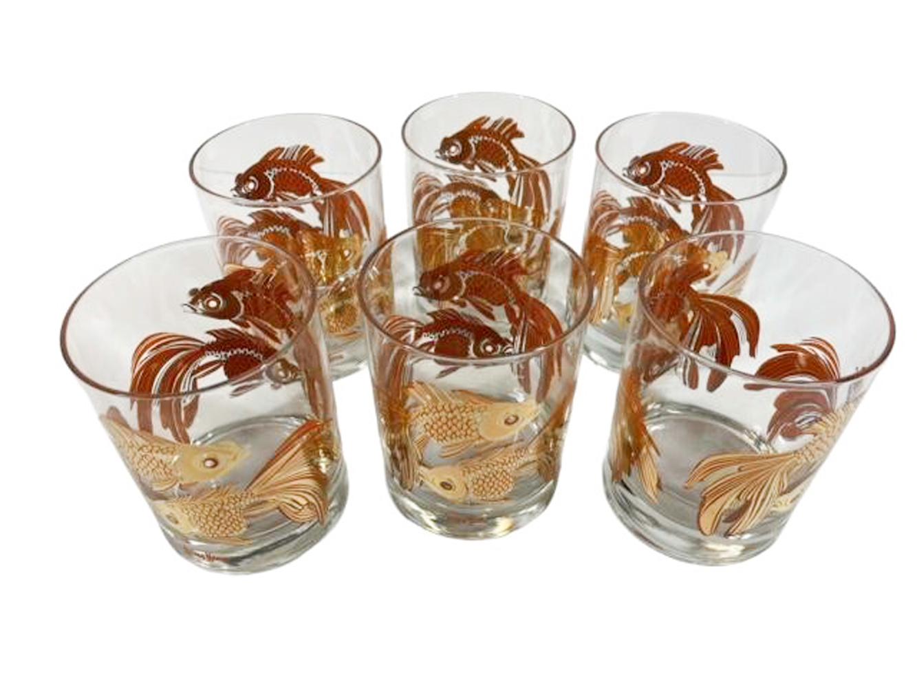 Six verres à whisky modernes du milieu du siècle, portant un label privé pour Neiman-Marcus et ornés de poissons koï en or 22 carats sur émail orange.