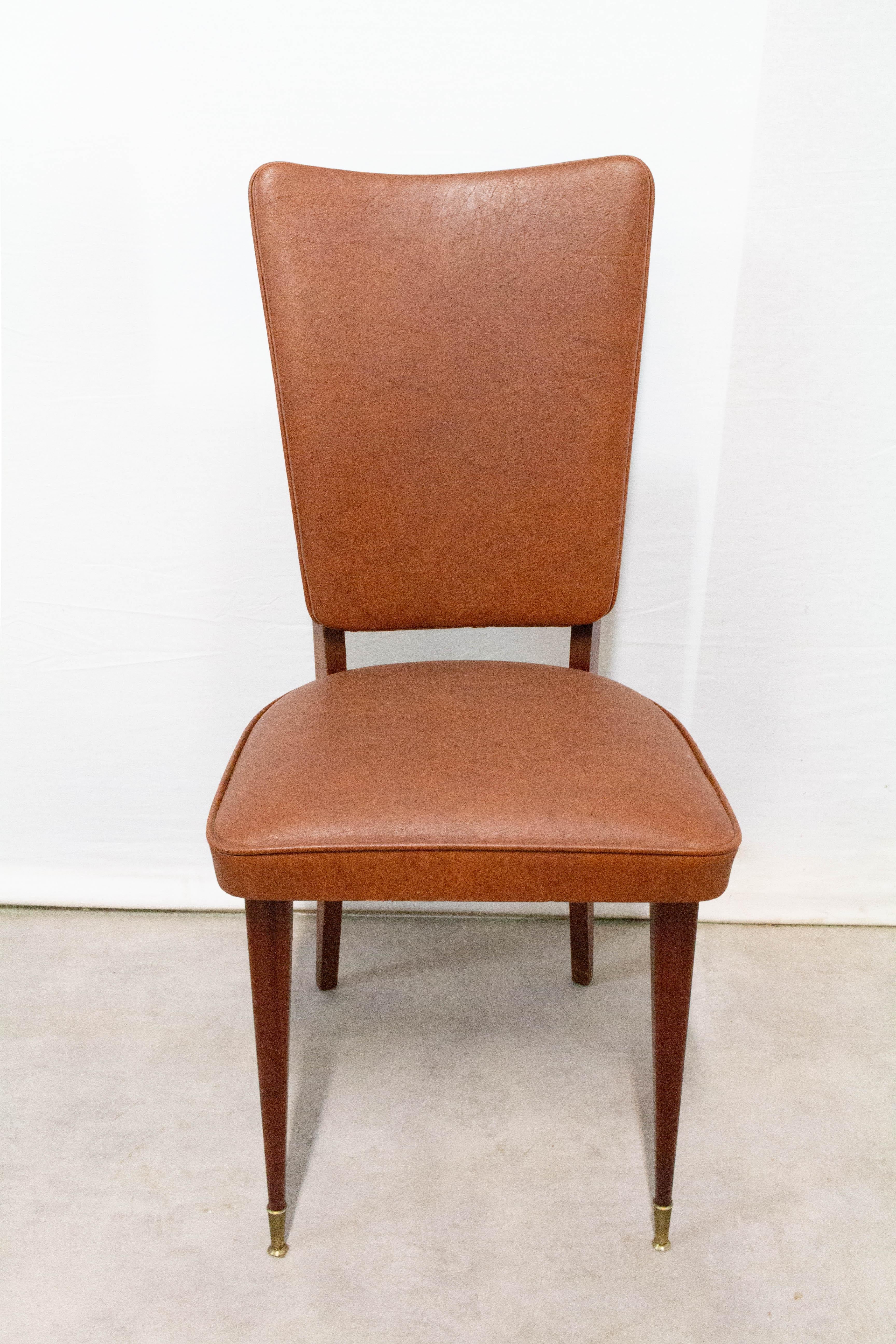 Set of six French dining chairs circa 1960 
Brown skai and iroko wood legs
In good vintage condition solid and sound.

For shipping: 
3 packs: 43/67/95 cm 14kg each.