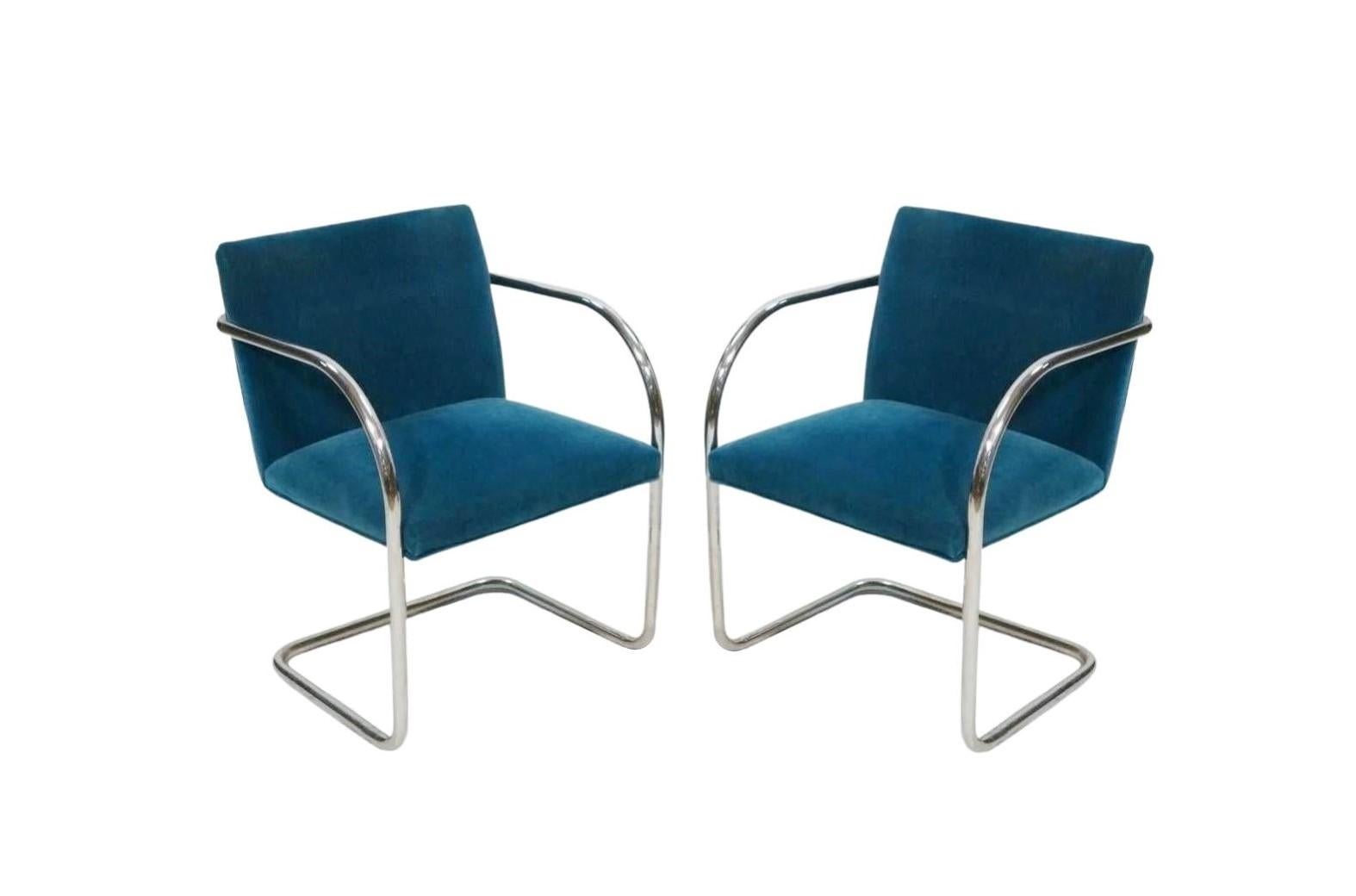 Die Definition des Minimalismus in einem einzigartigen Design, das 1929 von dem großen Ludwig Mies van der Rohe geschaffen wurde. Der Brünner Stuhl ist genau das, weltberühmt für seine moderne architektonische Form und sein freitragendes Design. Der