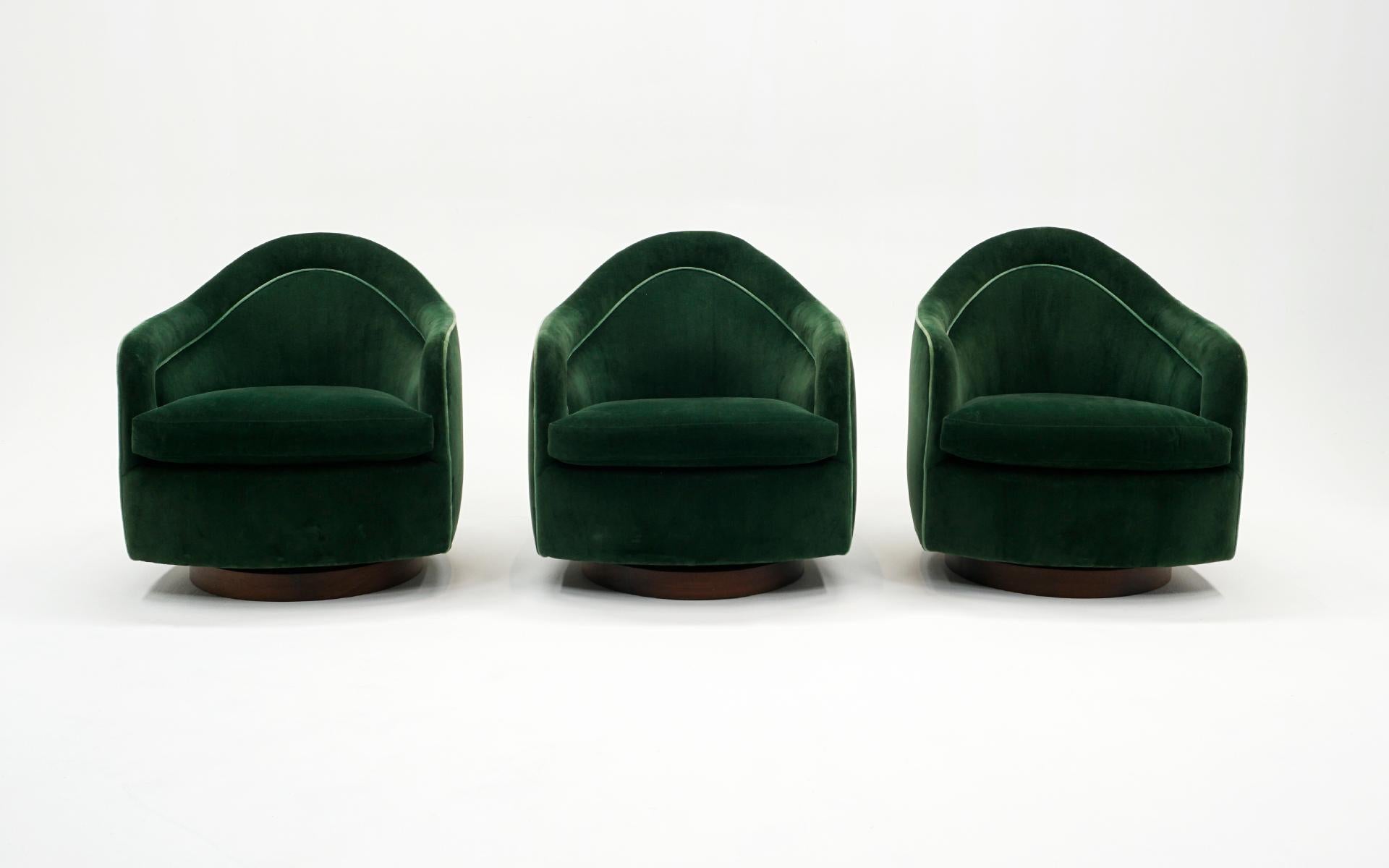 Sechs (6) Milo Baughman Sessel mit hoher Rückenlehne und drehbarer Sitzfläche.  Drei in dunklerem Grün mit heller grüner Paspelierung und drei in hellerem Grün mit dunklerer grüner Paspelierung. Alle Bezüge sind neu und frei von Flecken, Rissen oder