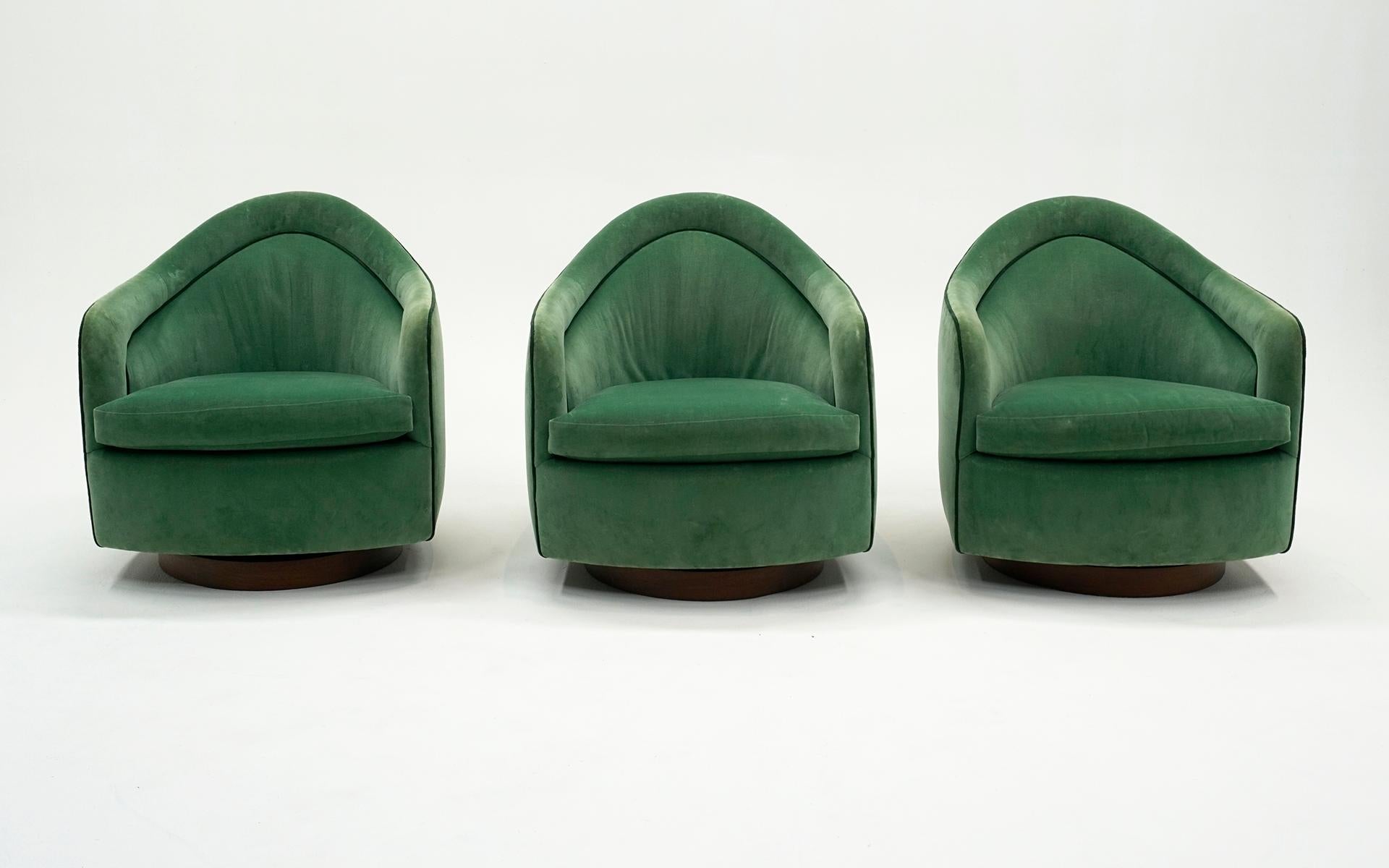 Sechs Milo Baughman. Hochlehnige, neigbare und drehbare Loungesessel. New Green Polstermöbel. (Moderne der Mitte des Jahrhunderts)