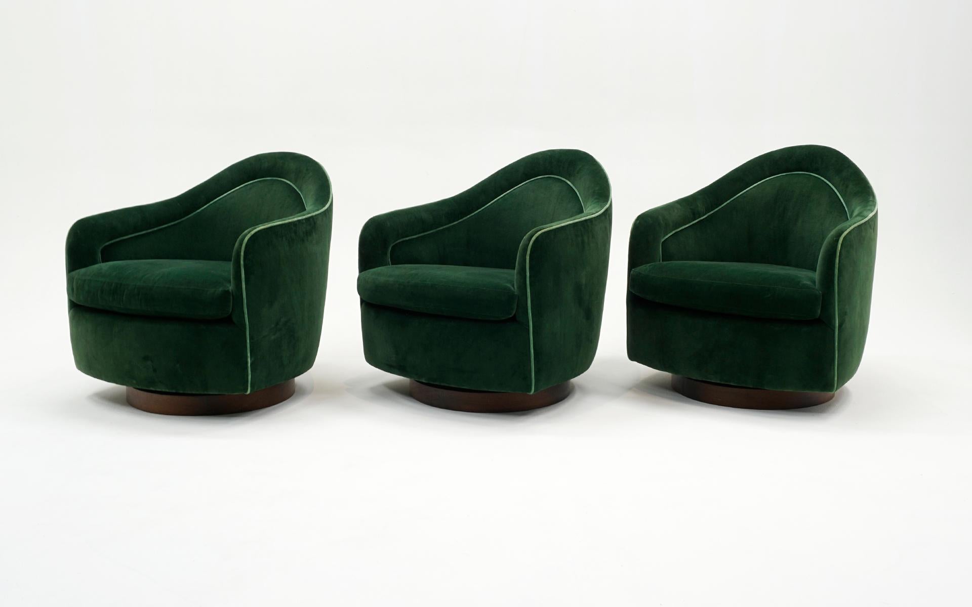 Sechs Milo Baughman. Hochlehnige, neigbare und drehbare Loungesessel. New Green Polstermöbel. (amerikanisch)