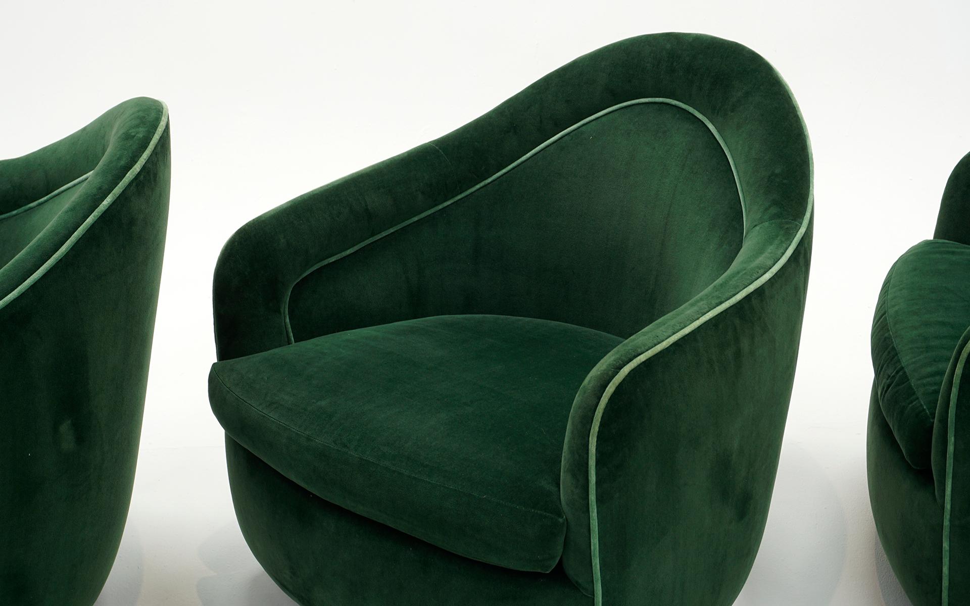 Sechs Milo Baughman. Hochlehnige, neigbare und drehbare Loungesessel. New Green Polstermöbel. (Ende des 20. Jahrhunderts)