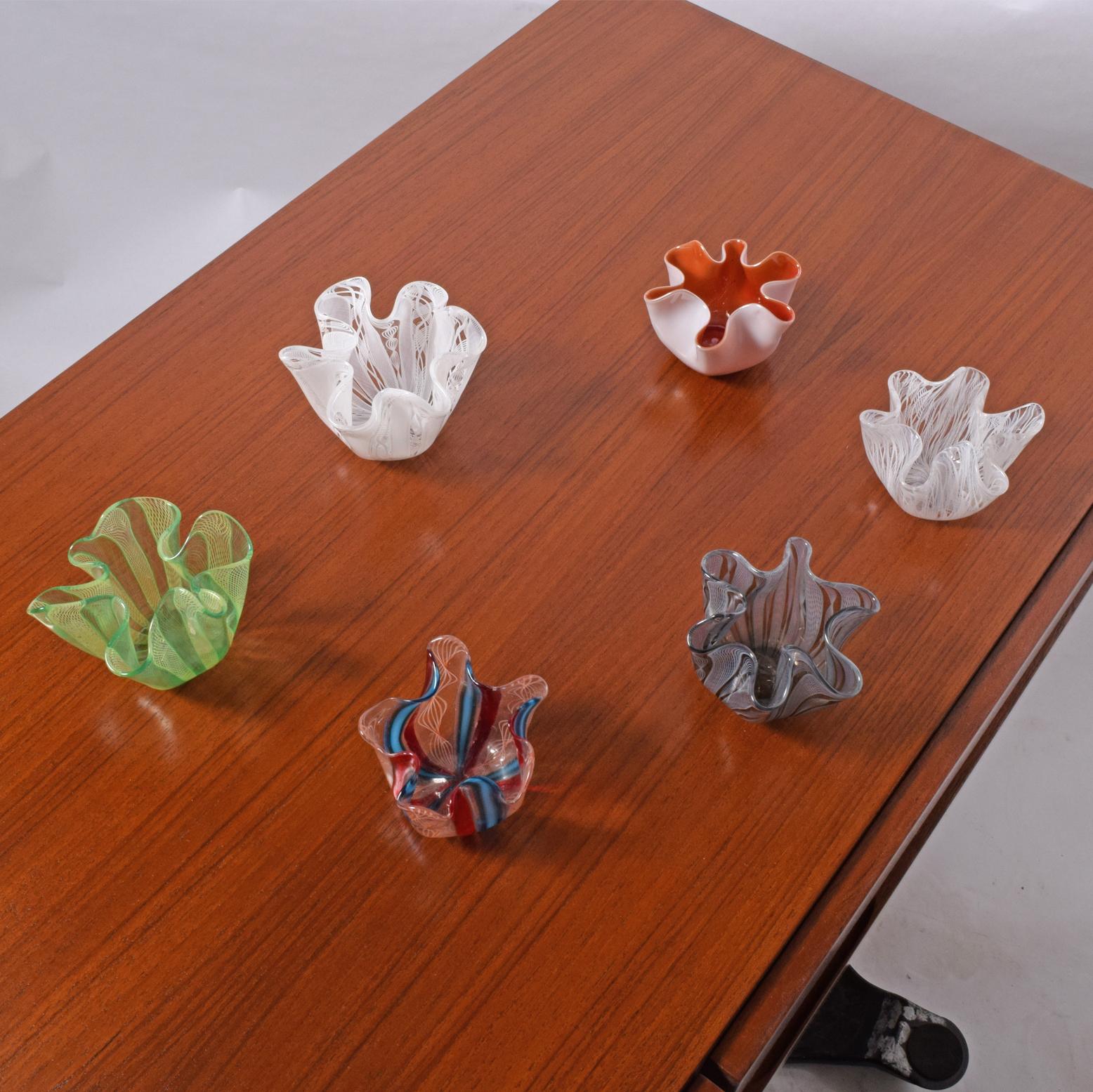 Sechs Mini Venini Taschentuchvasen aus Murano-Kunstglas Zanfirico Fazzoletto (Organische Moderne) im Angebot